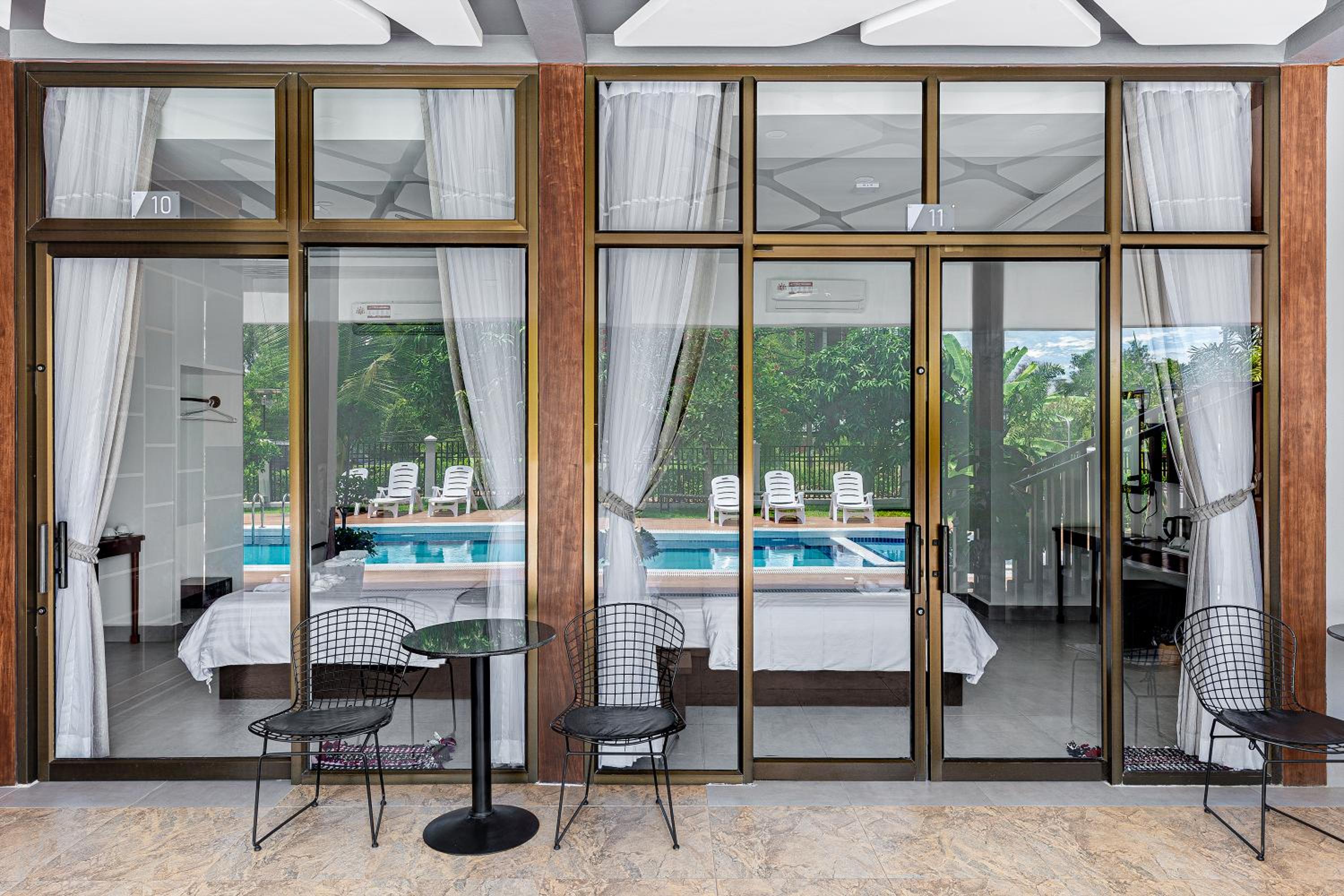 Deluxe Double with Pool View - Photo 2