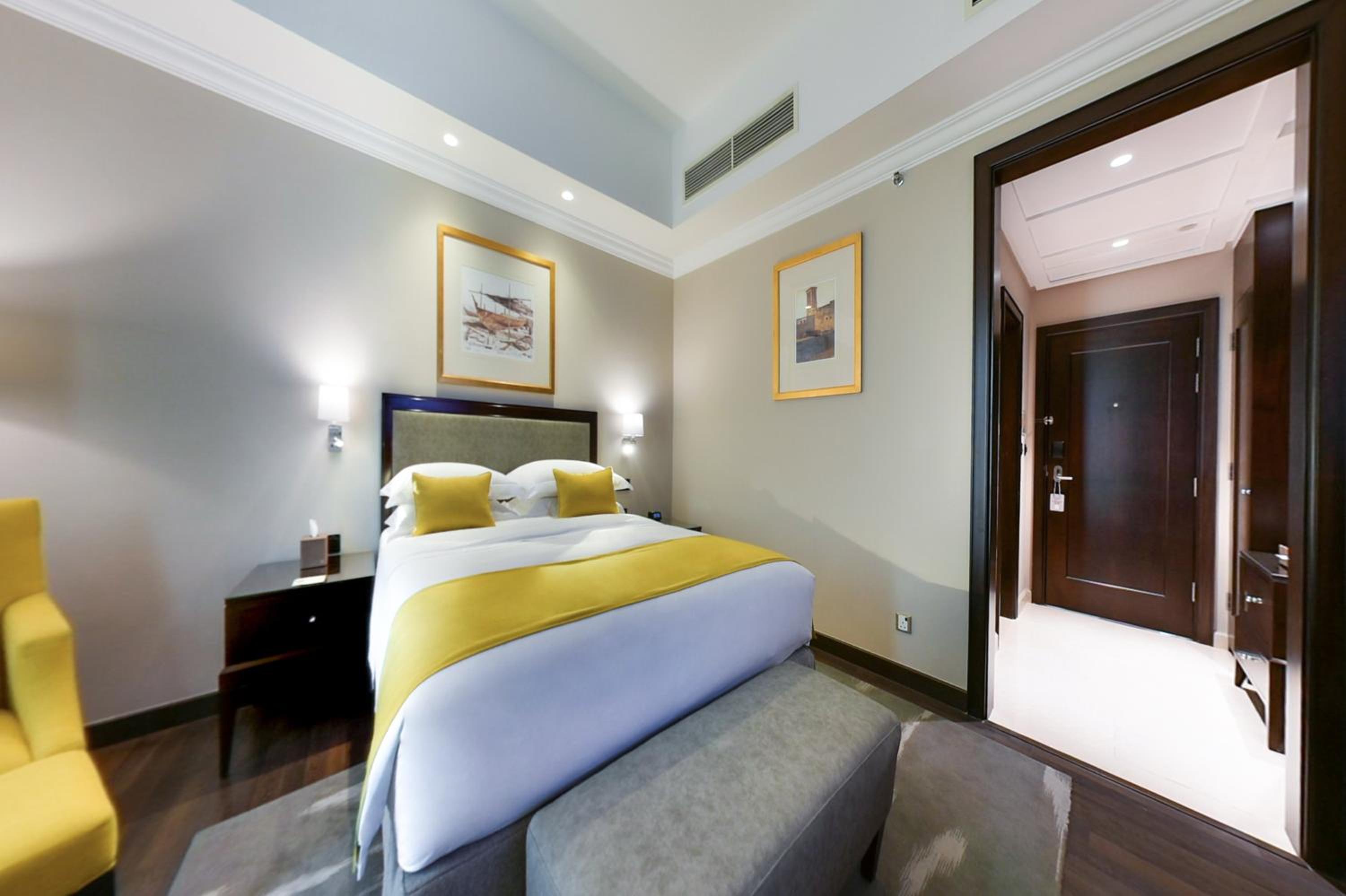 Standard King Room - Photo 8