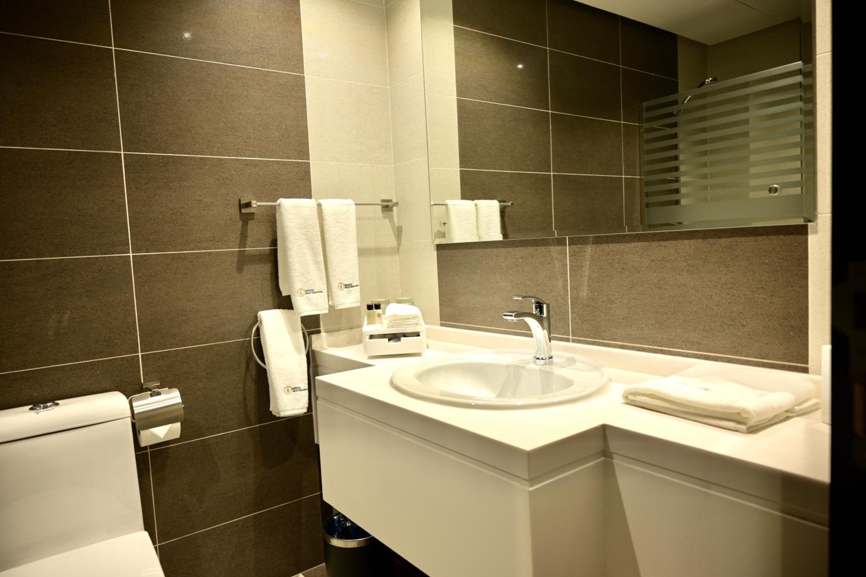 Deluxe Double Room (2 Adults + 1 Child) - Photo 3