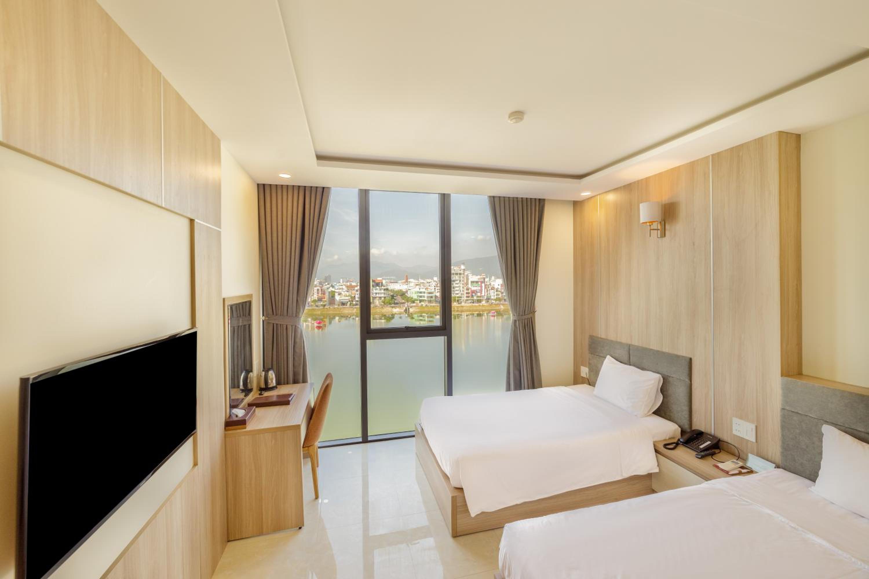 Twin Room with Lake View photo 2