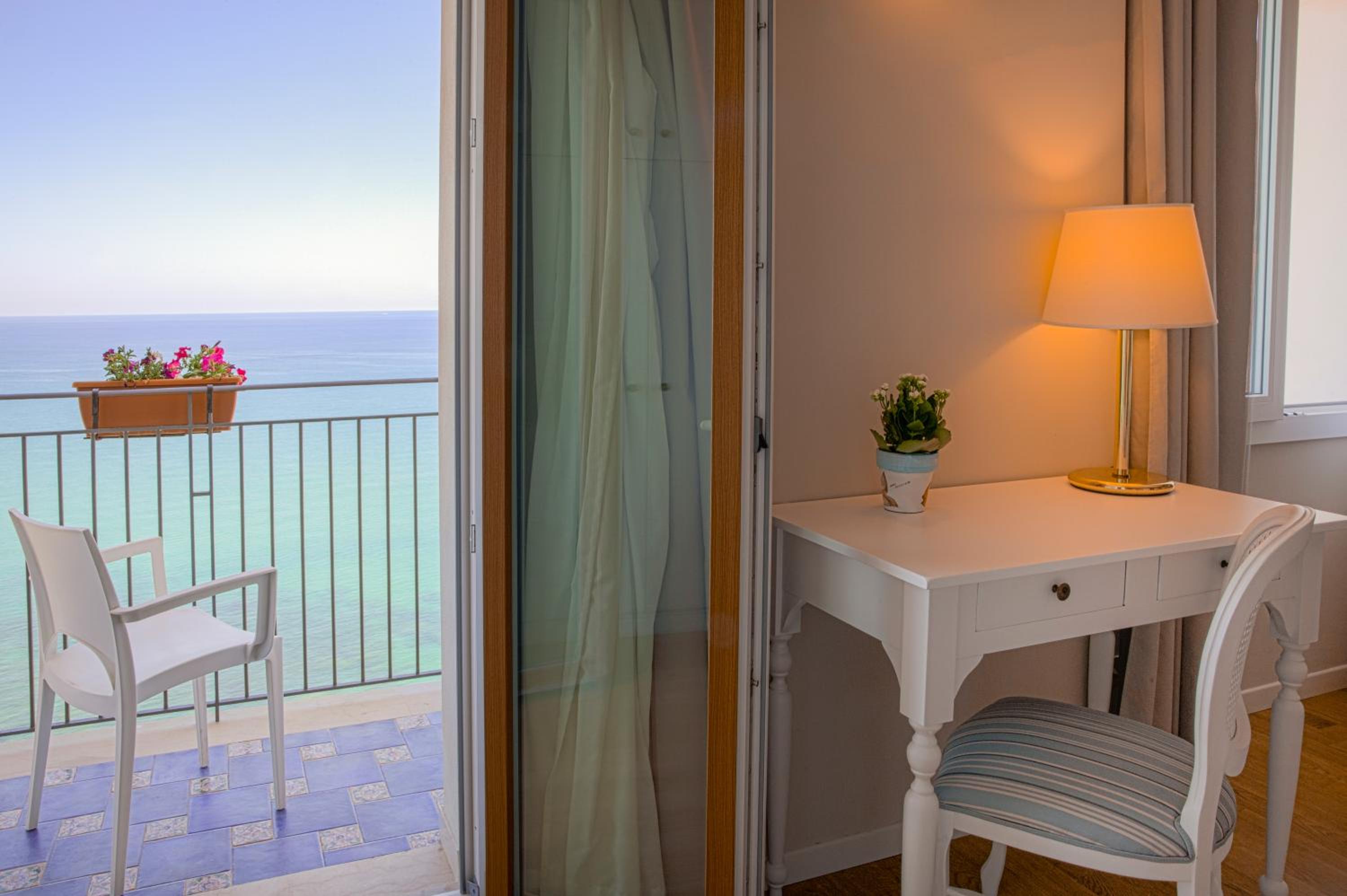 Triple Room with Balcony and Sea View - Photo 7