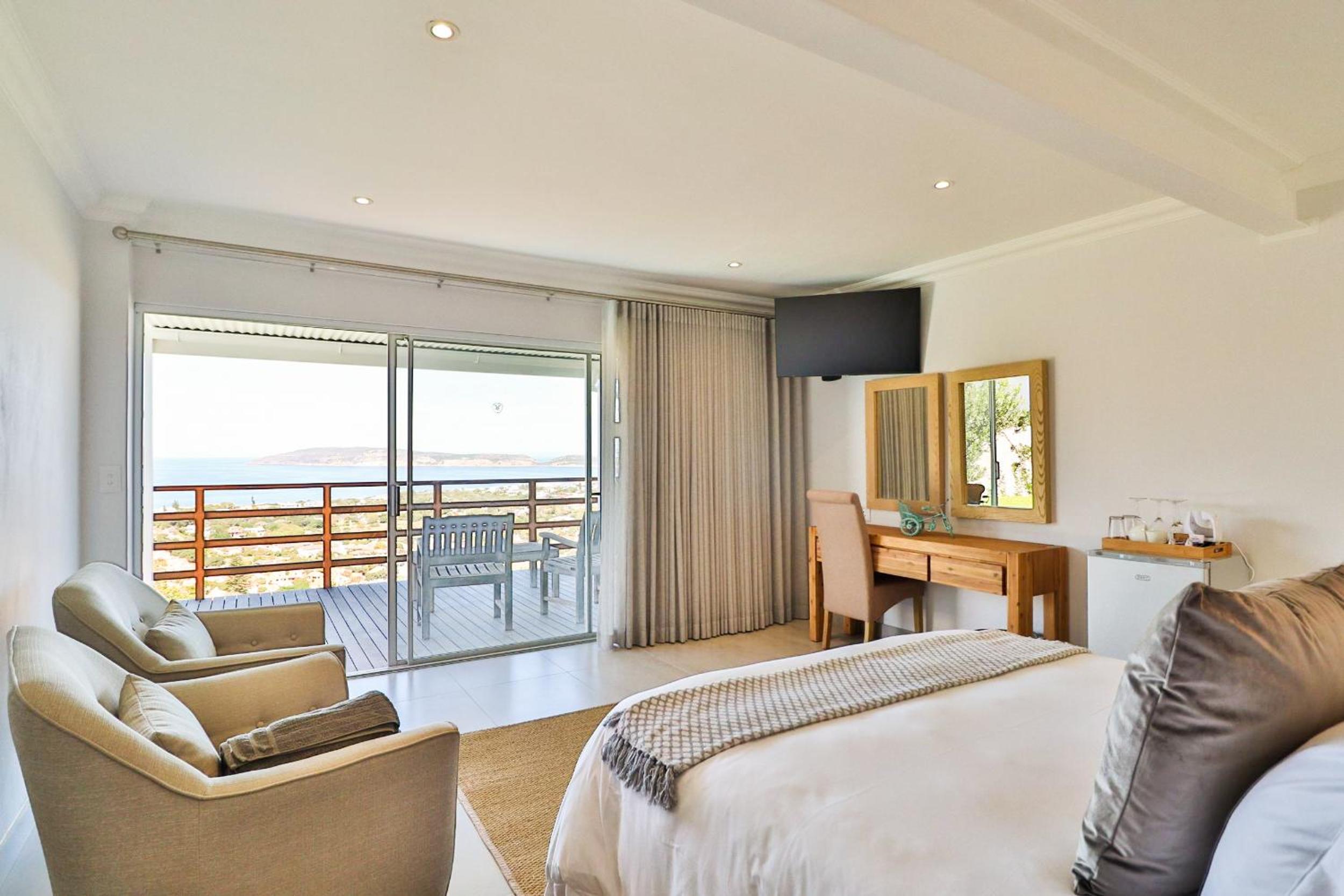 Queen Room with Balcony - Photo 22