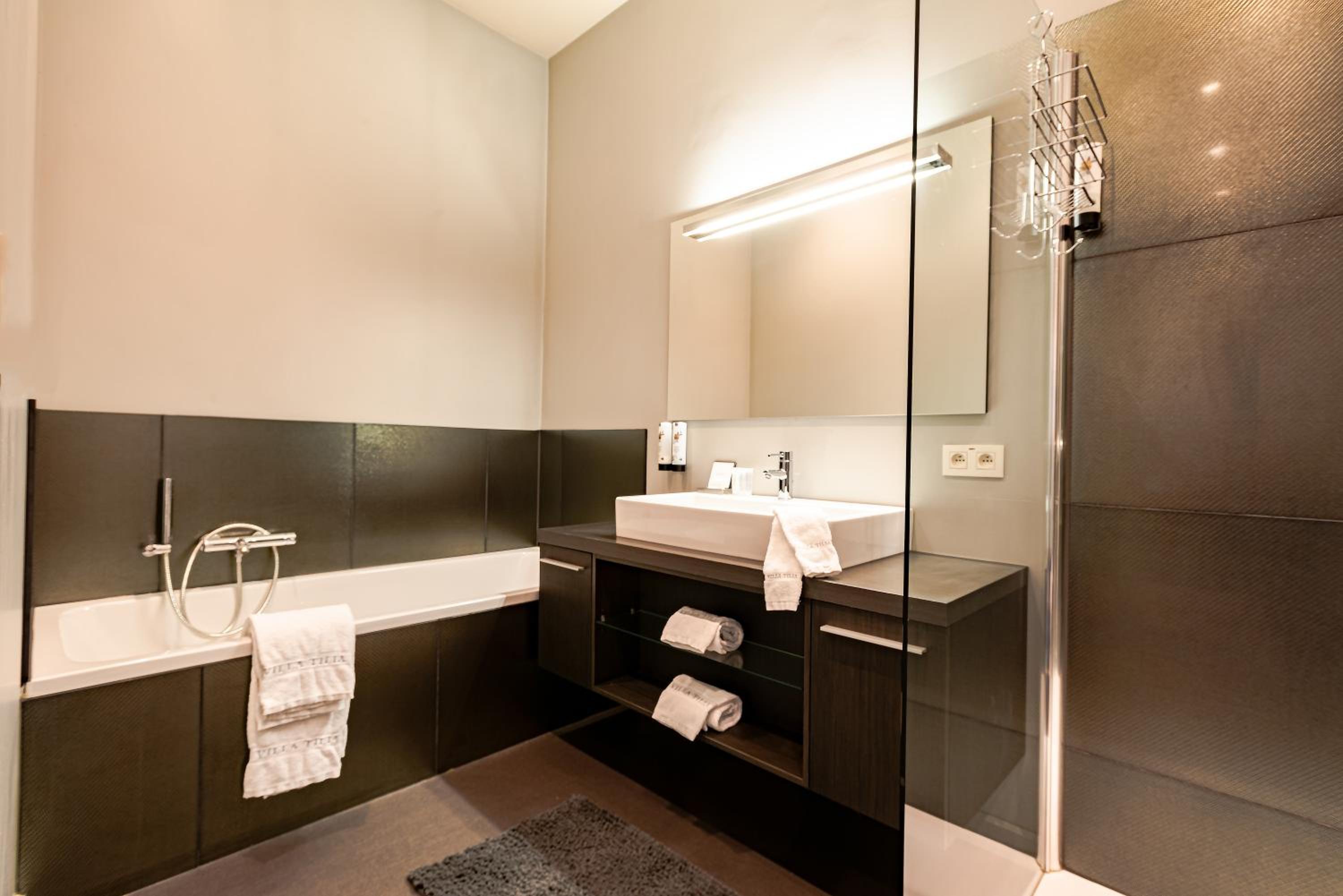 Deluxe Double Room with Balcony photo 3