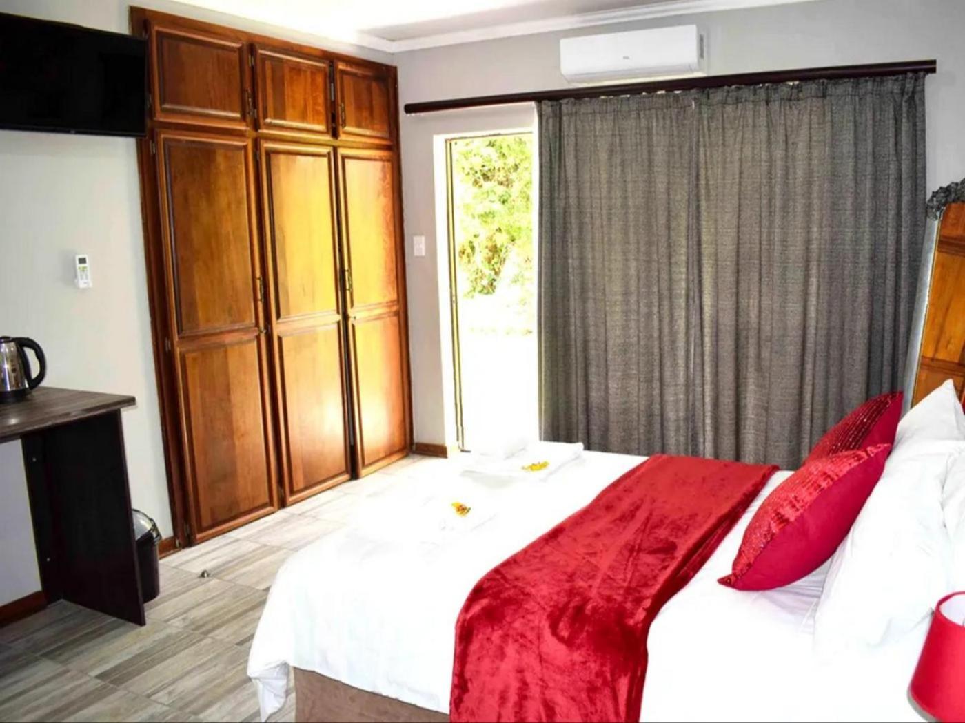 Family Room with Garden View - Photo 4