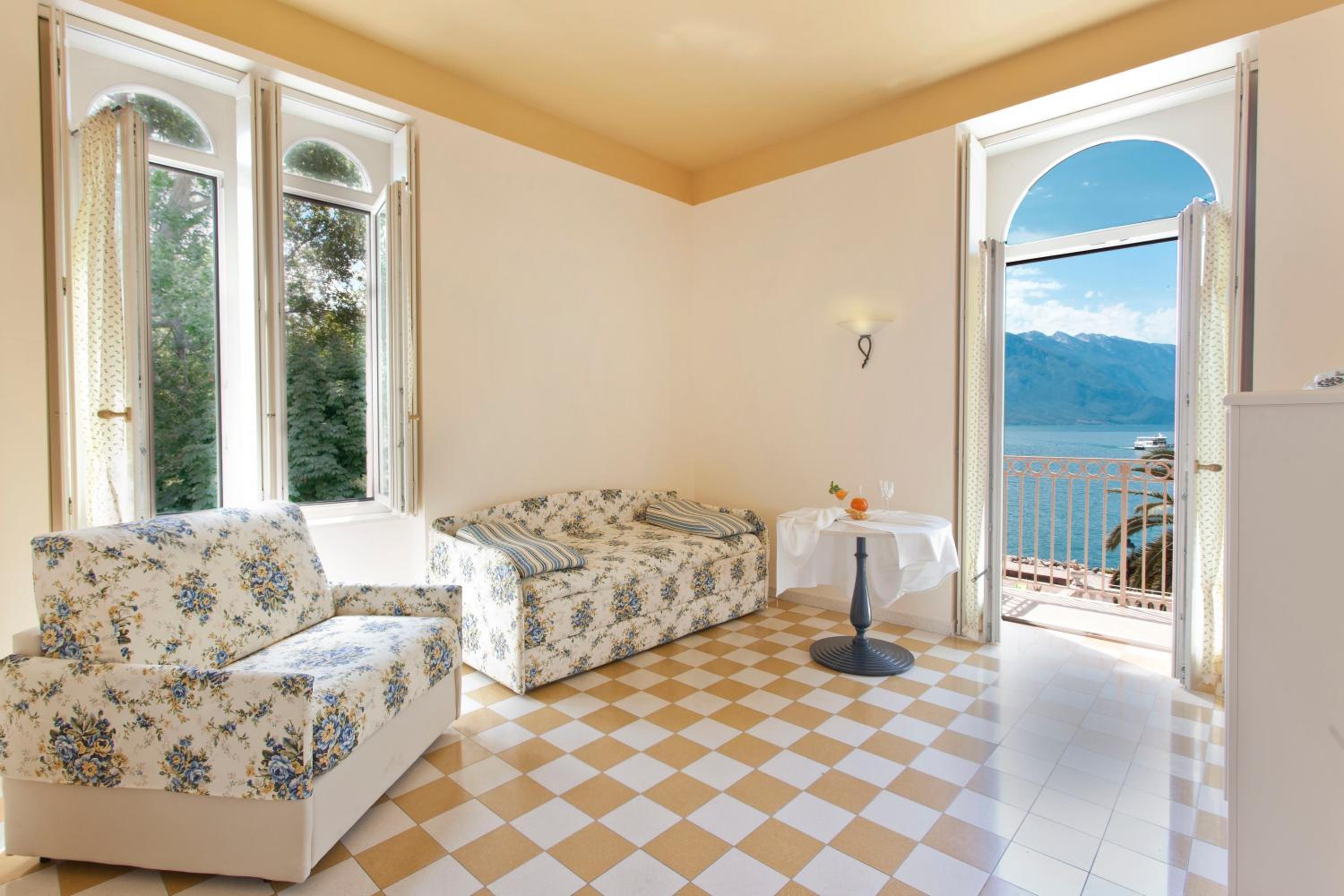 Comfort One-Bedroom Apartment with Balcony, Lake Front