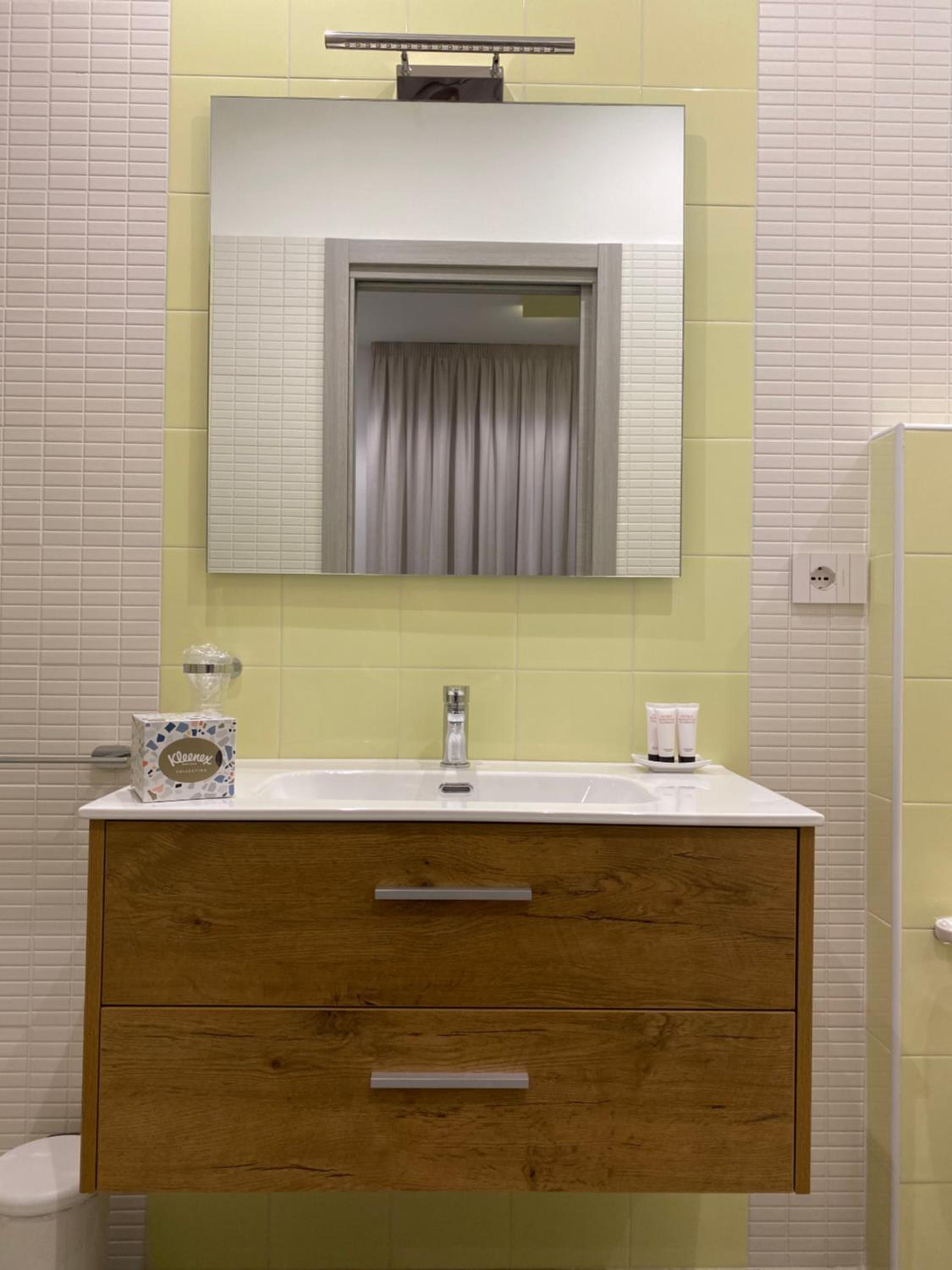 Deluxe King Room - Photo 6