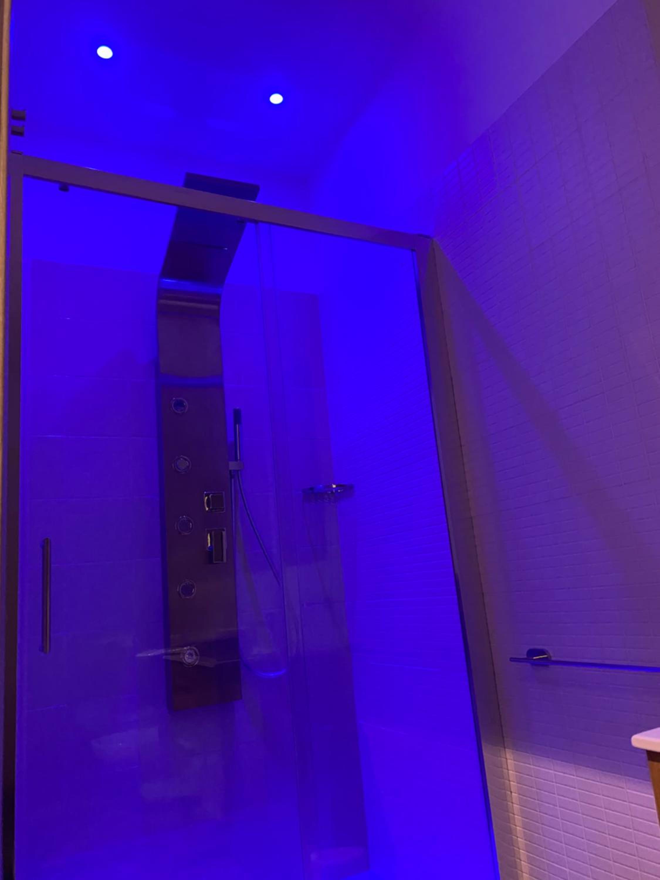 Deluxe King Room - Photo 10