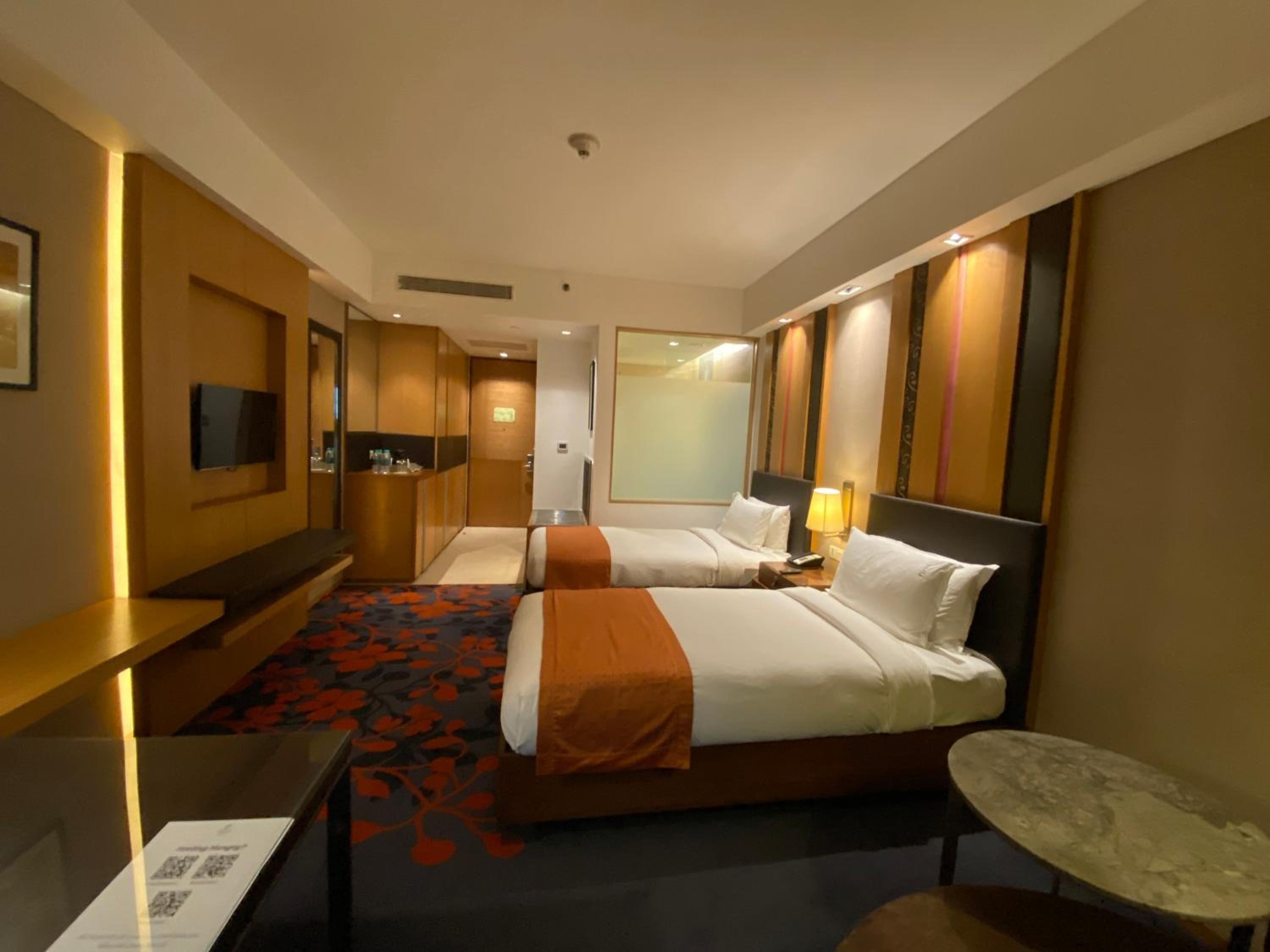 Standard King Room - Smoking - Photo 9