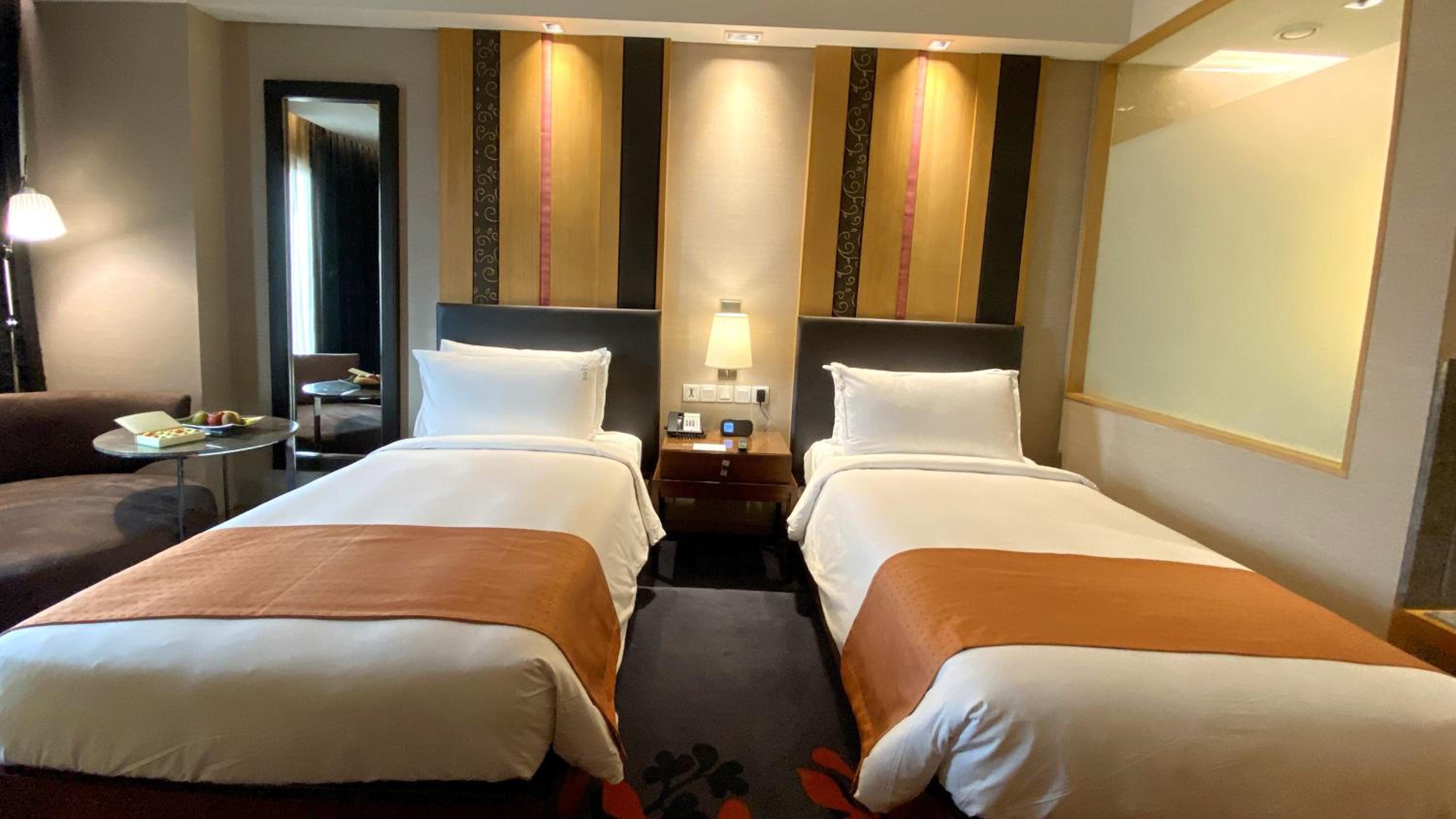 Standard King Room - Smoking - Photo 12