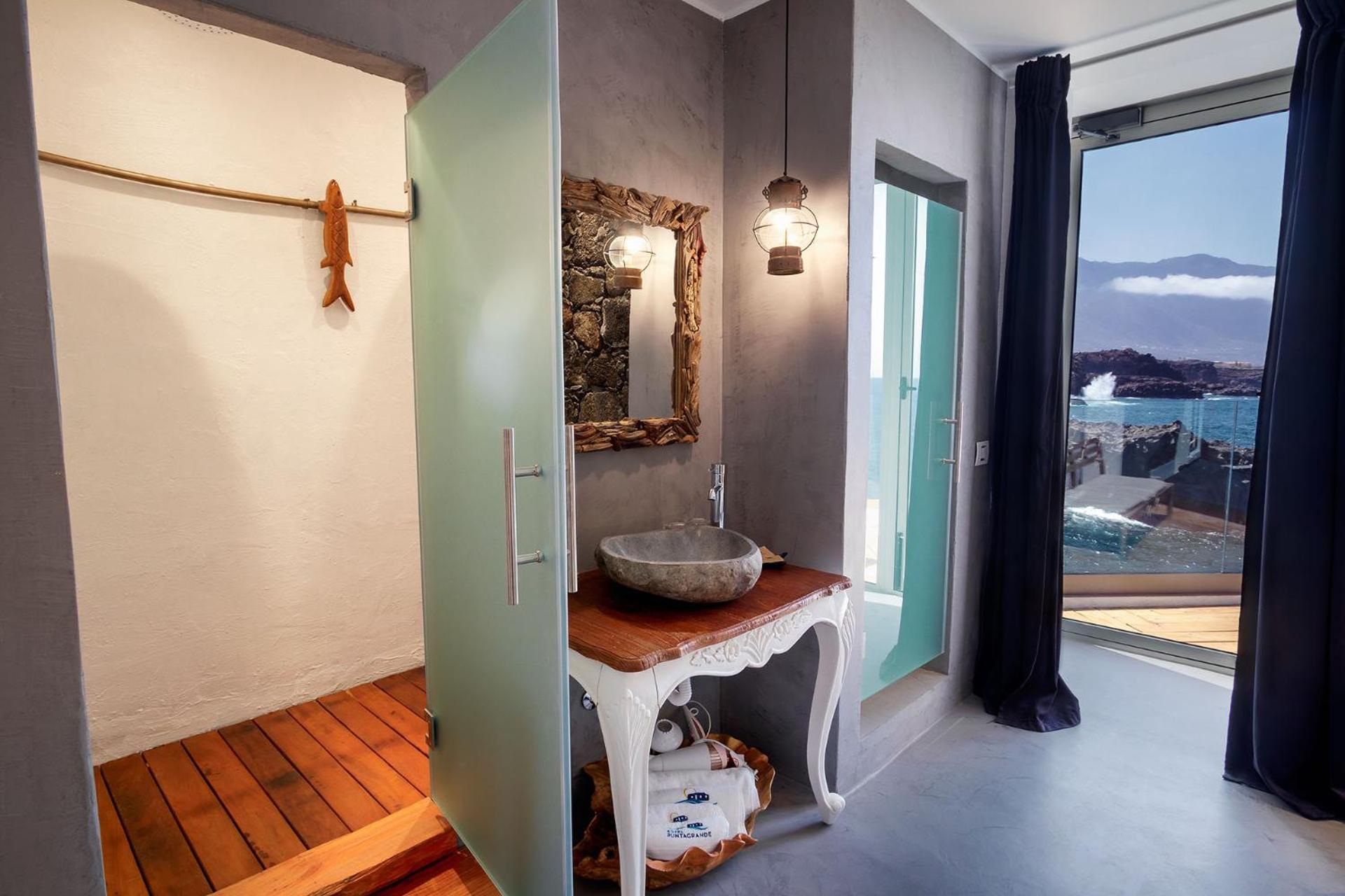 Double Room with Balcony and Sea View photo 2