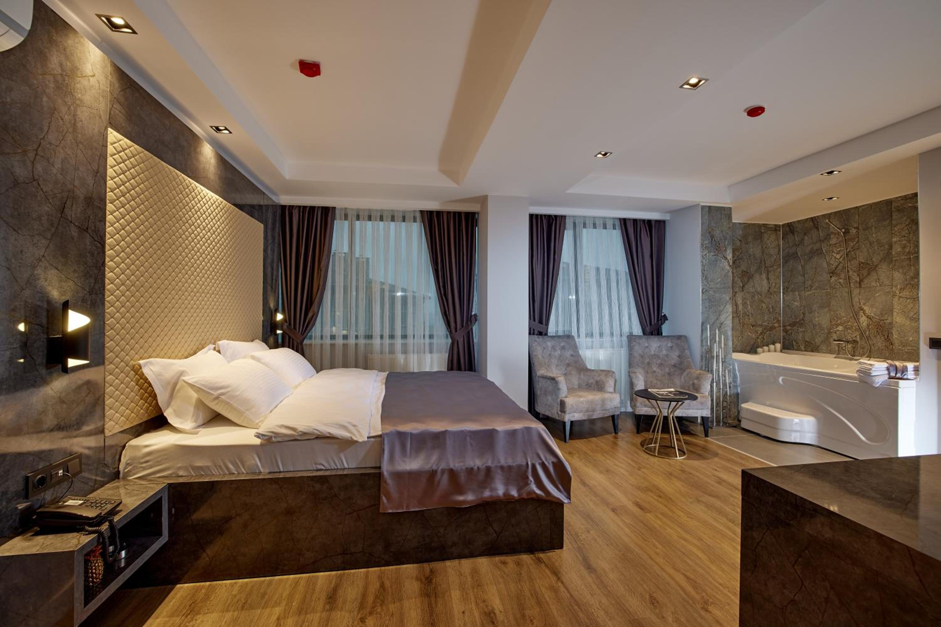 Deluxe King Room photo 1