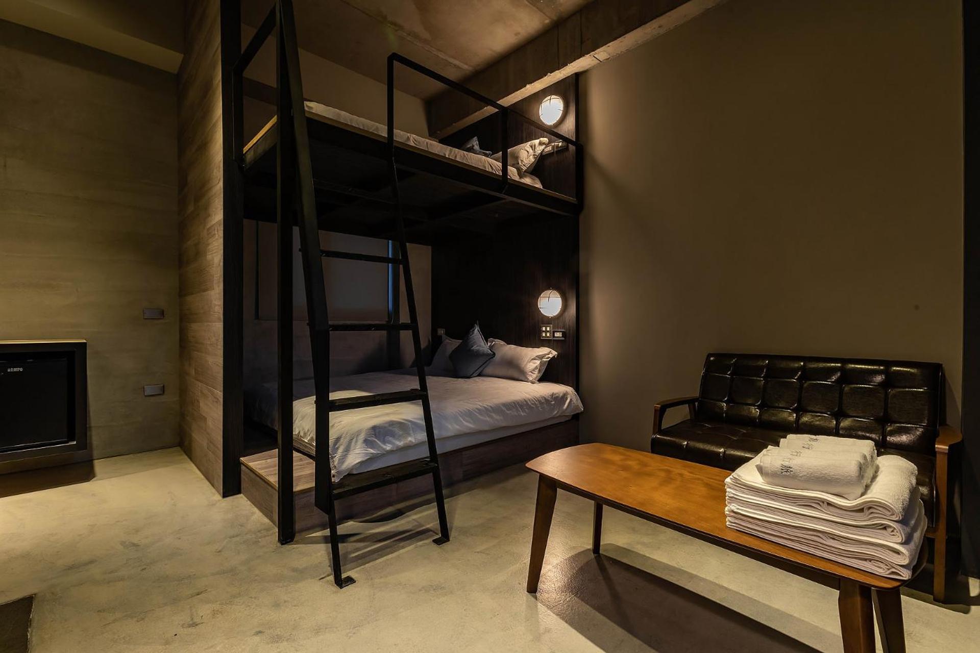 Quadruple Room with Bath - Photo 8