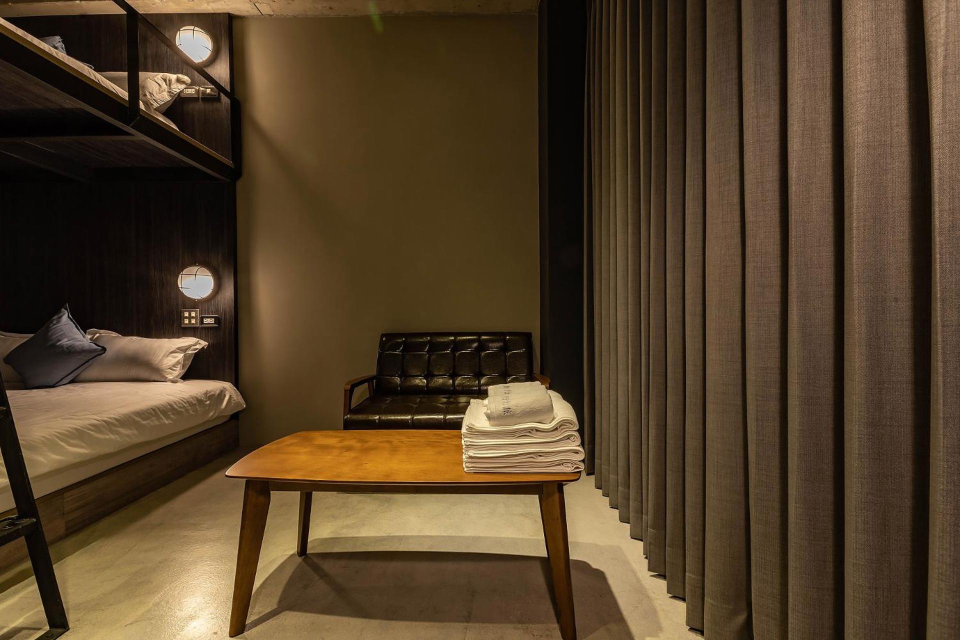Quadruple Room with Bath - Photo 10