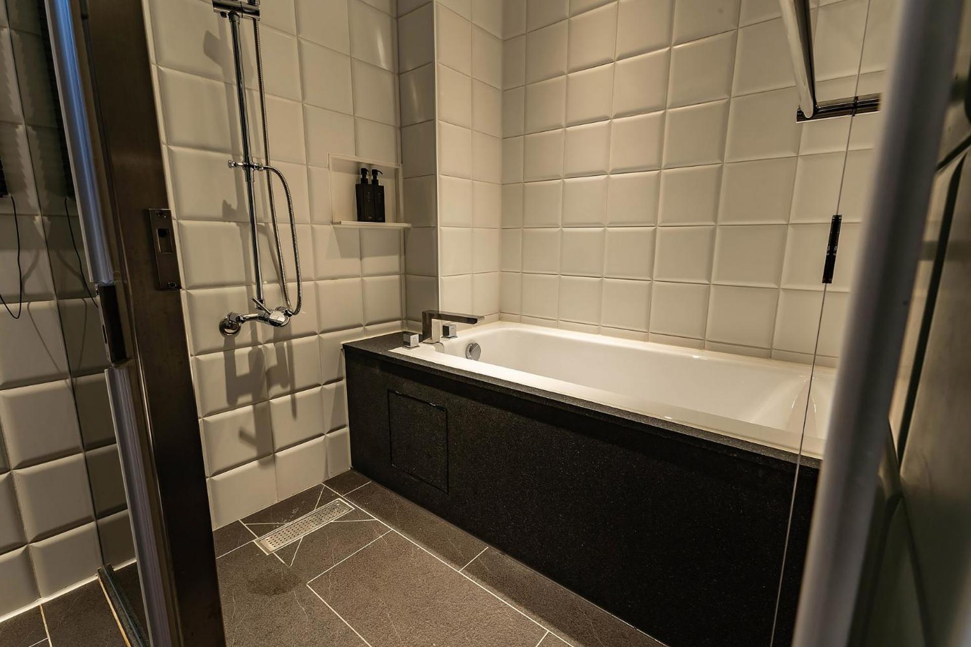 Quadruple Room with Bath - Photo 16