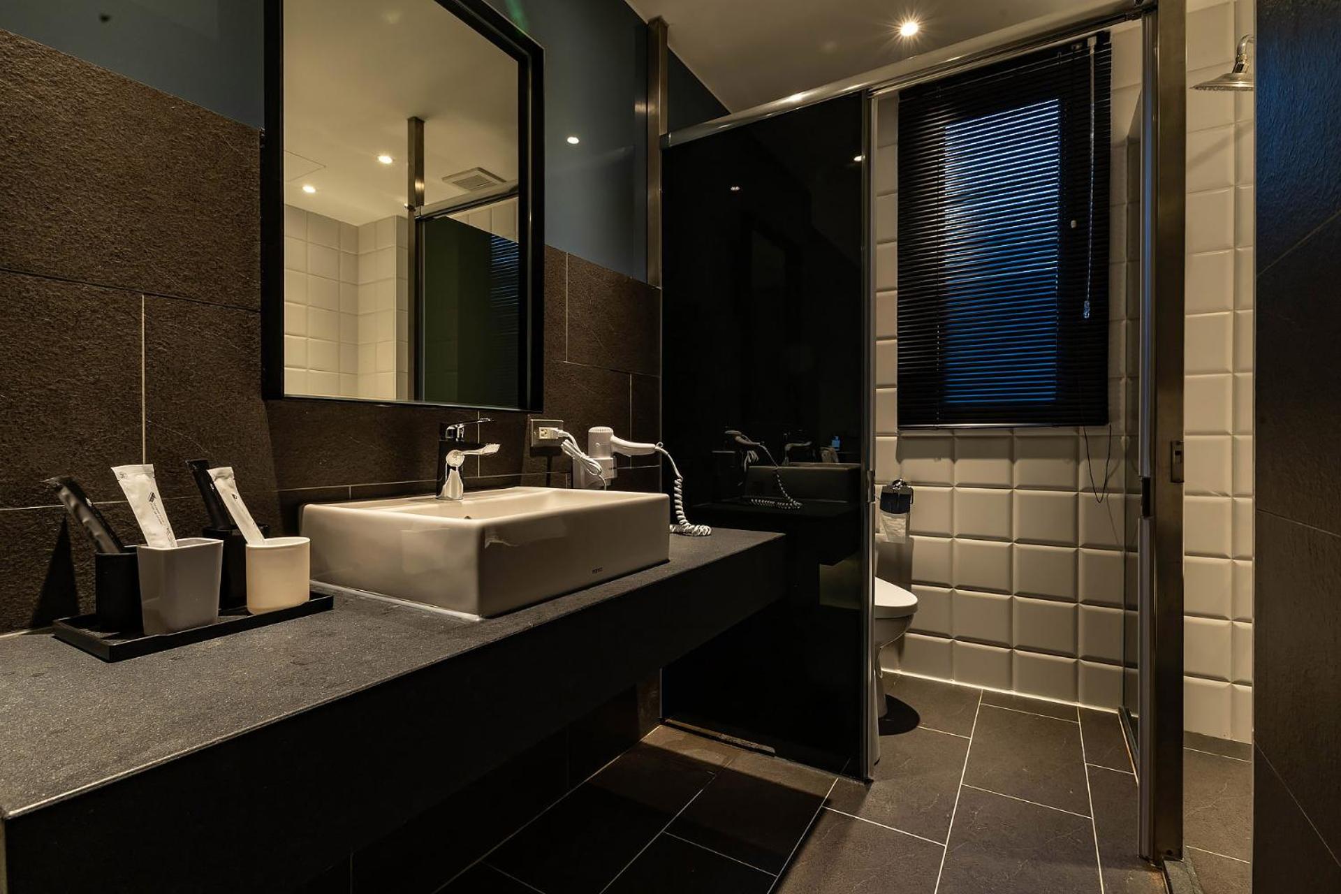 Quadruple Room with Bath - Photo 15