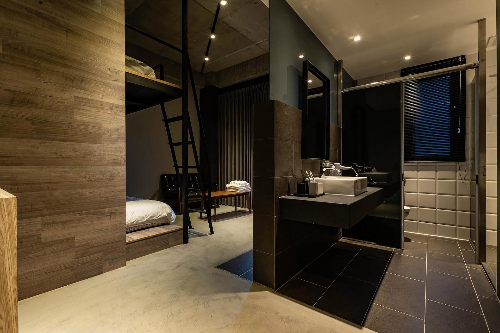 Quadruple Room with Bath - Photo 11
