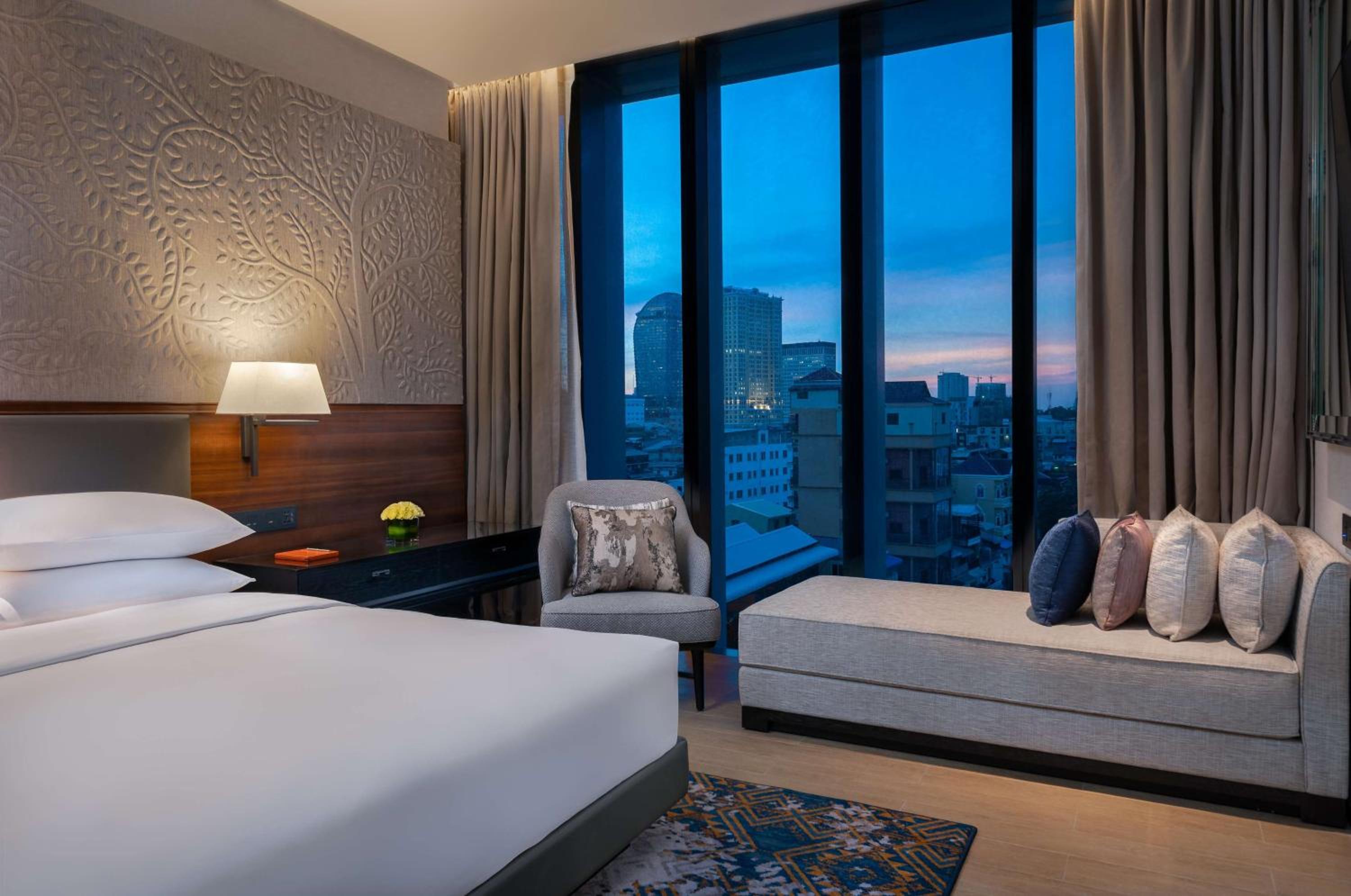 Suite - Photo 1