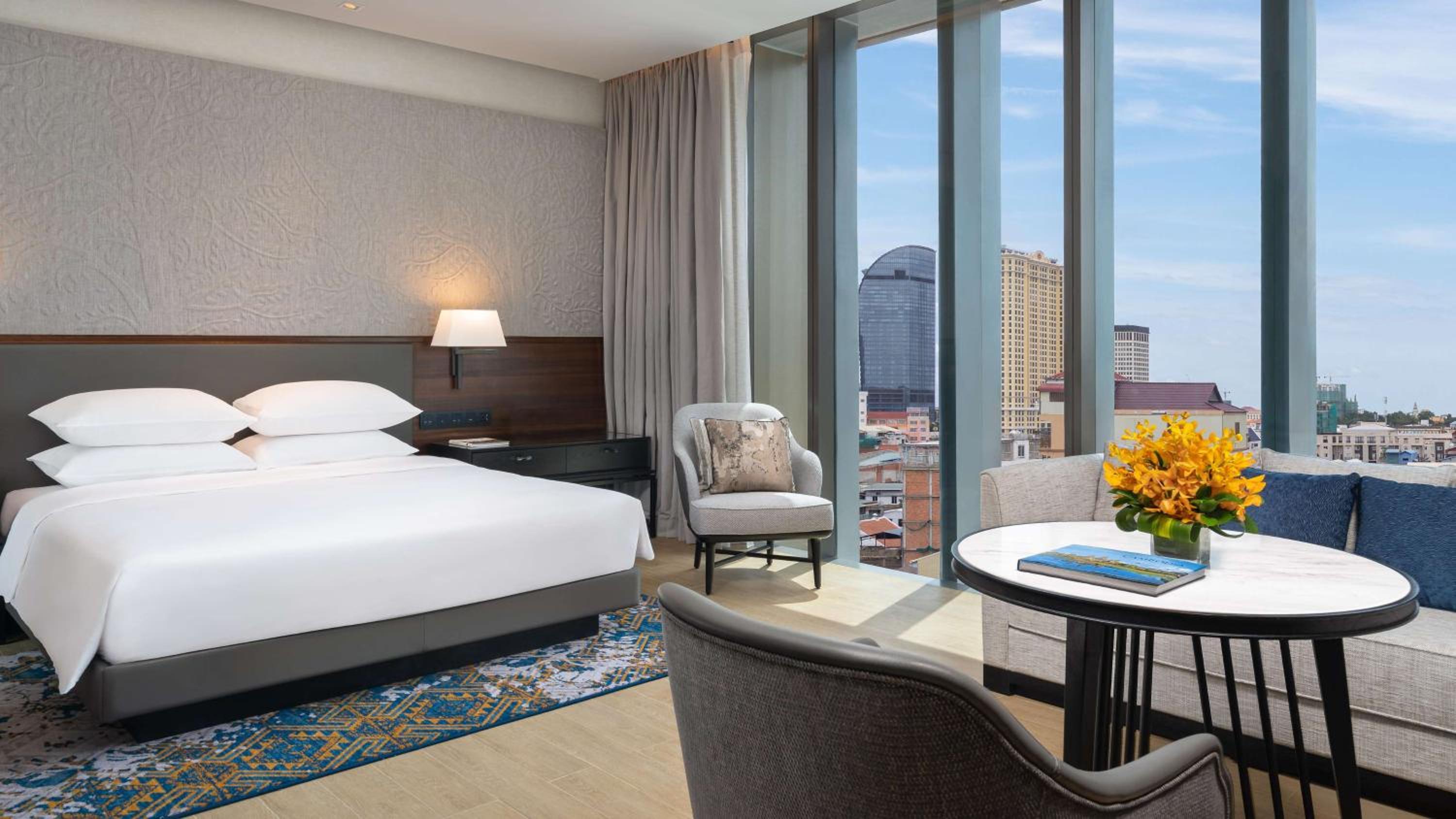 Deluxe King Room - Club Access - Photo 1