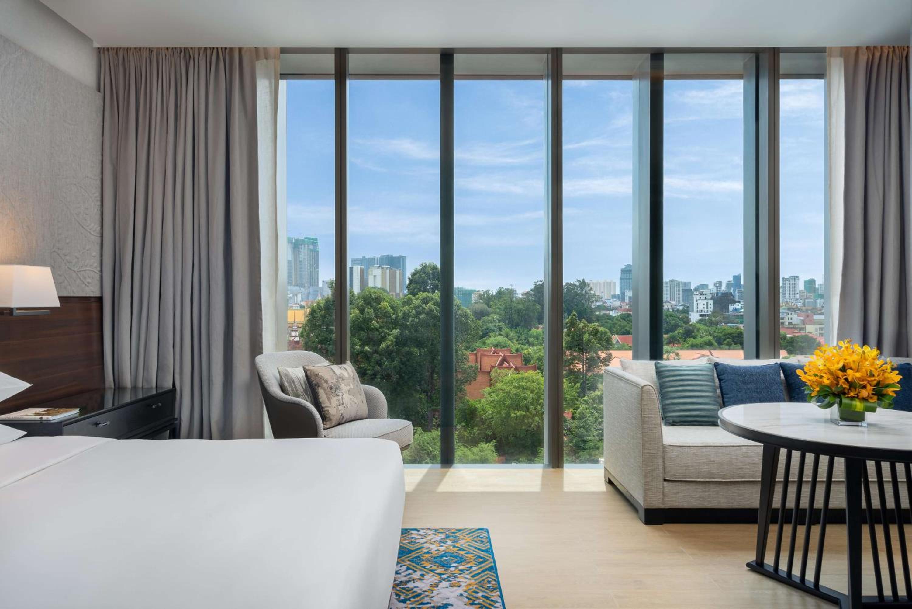 Deluxe King Room with Palace View - Photo 3