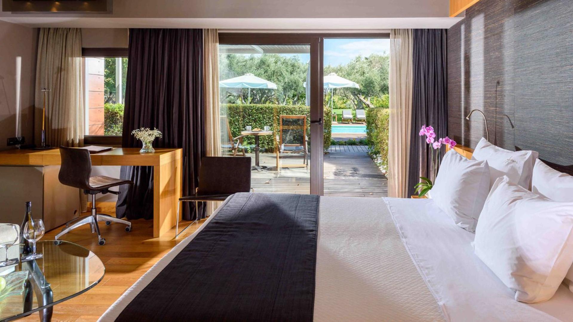 Superior Double Room - Pool Front photo 3