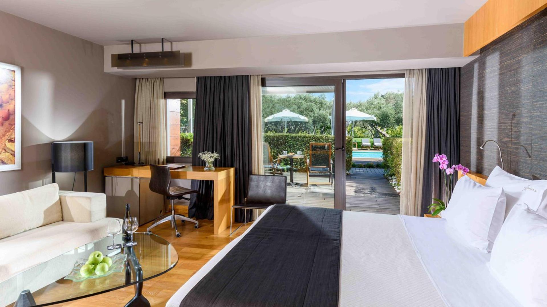 Superior Double Room - Pool Front photo 2