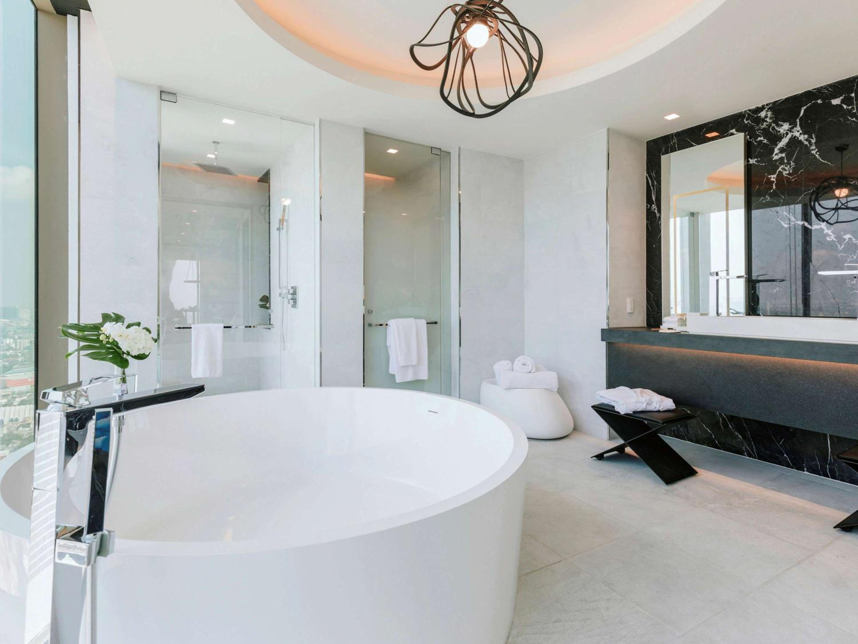 Opera Suite with One King Bed and View - Club Access thumbnail 6