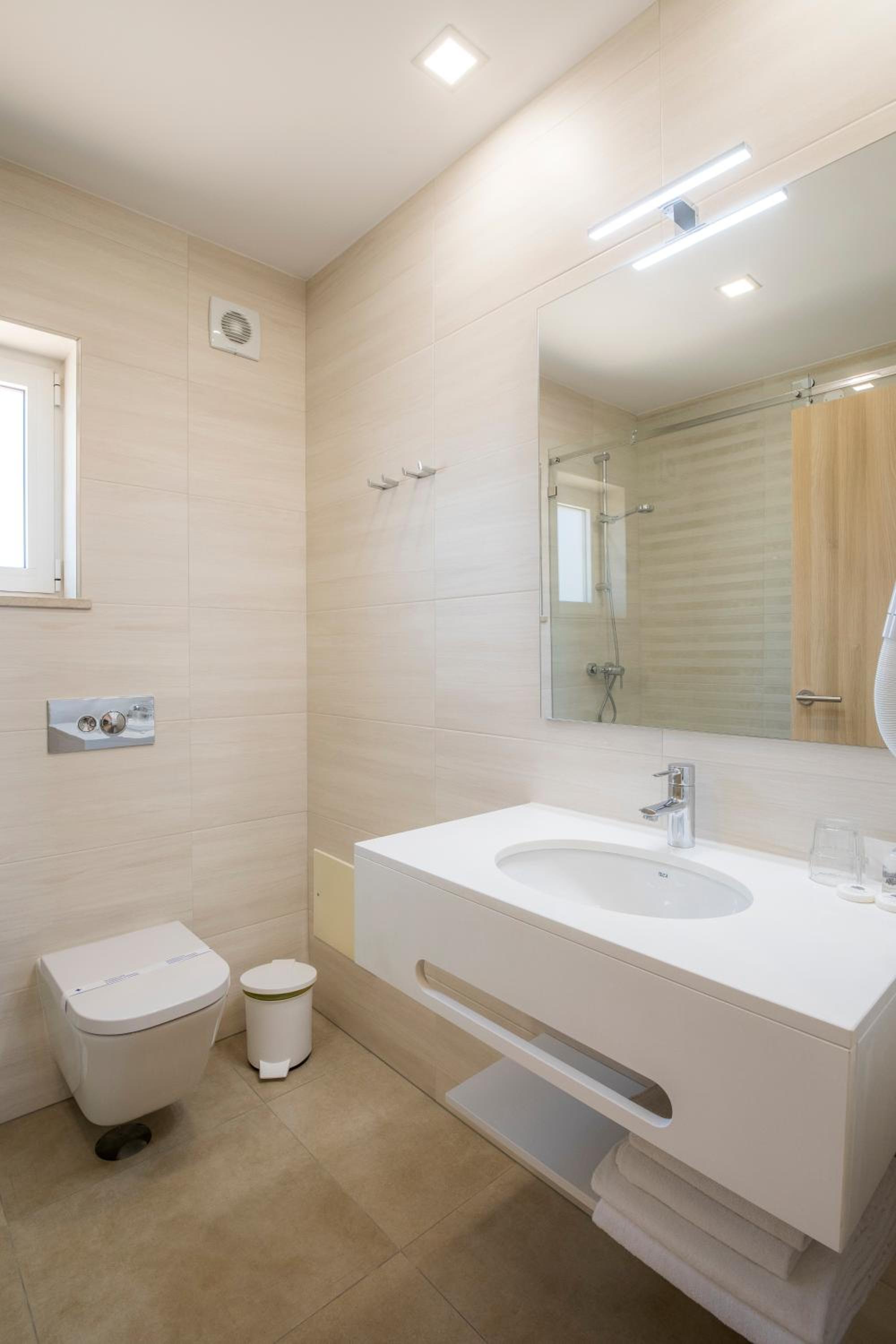 Premium One-Bedroom Apartment with Sea View - Photo 14