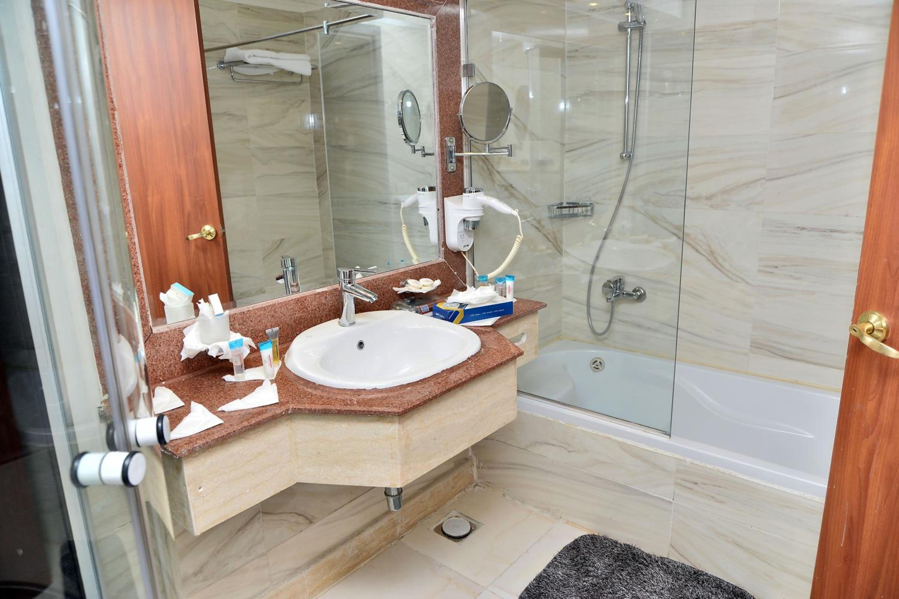 Superior Double or Twin Room with Pool View photo 2
