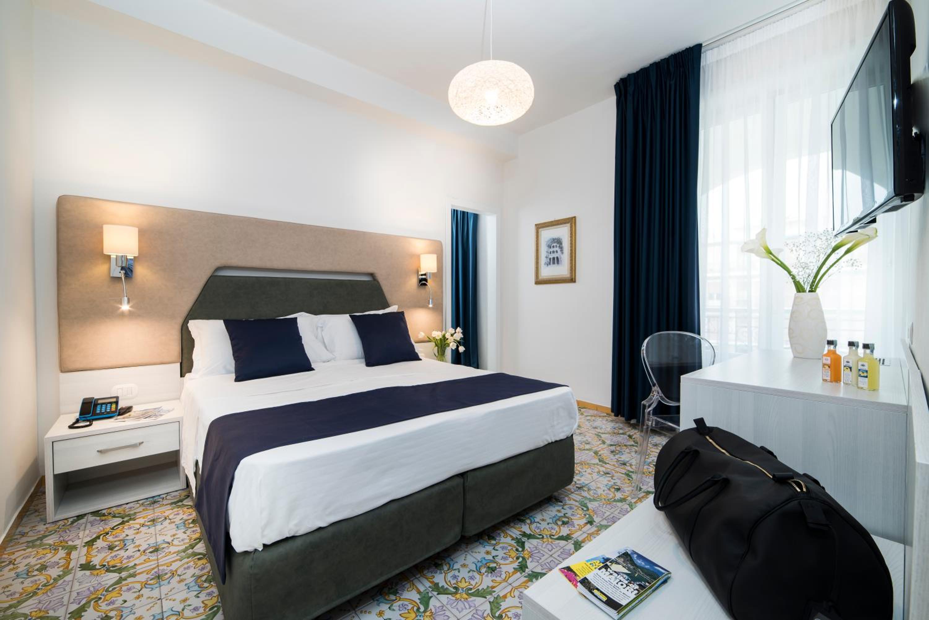 Deluxe Double or Twin Room with Partial Sea View - Photo 1