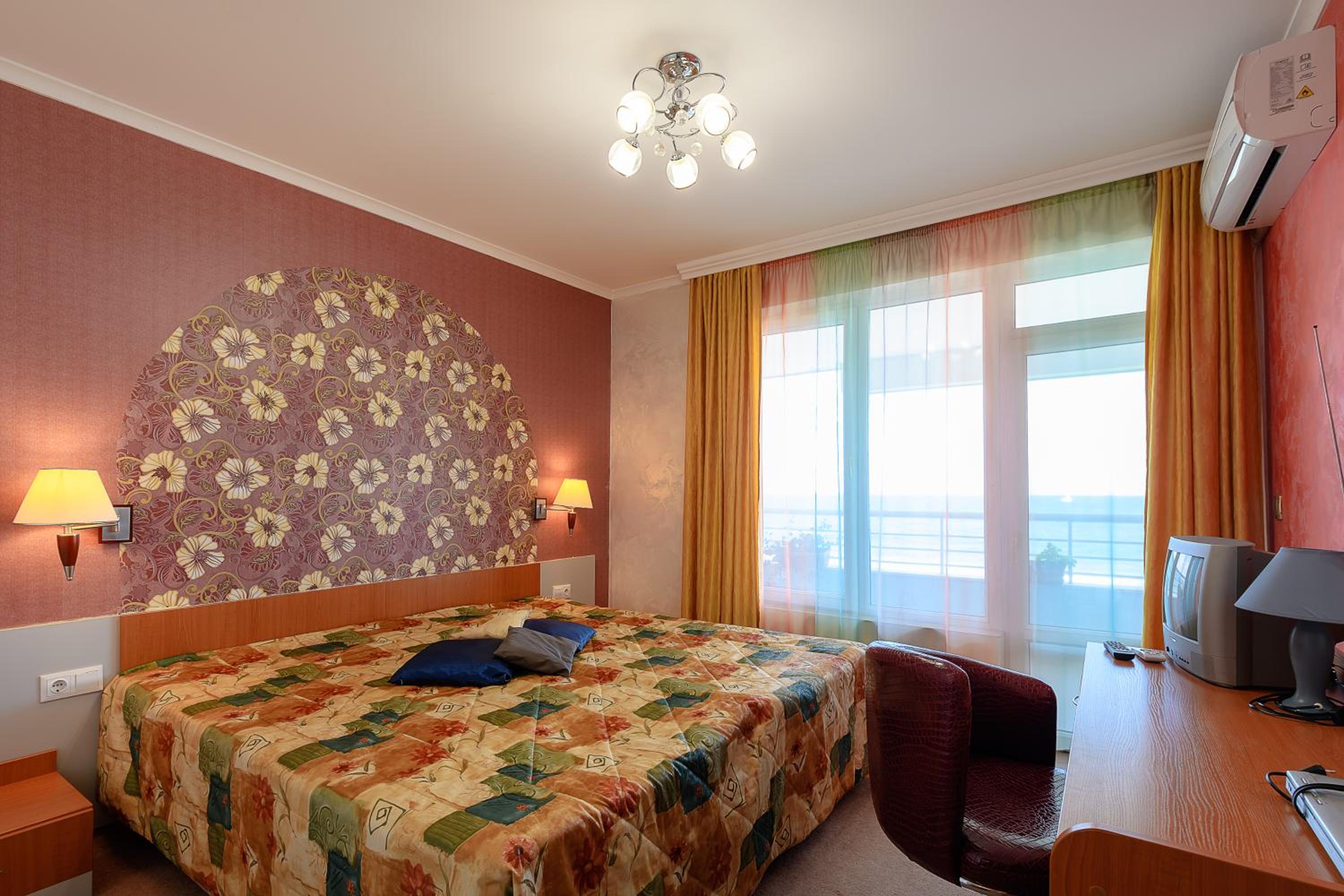 Deluxe One-Bedroom Apartment with Balcony and Sea View