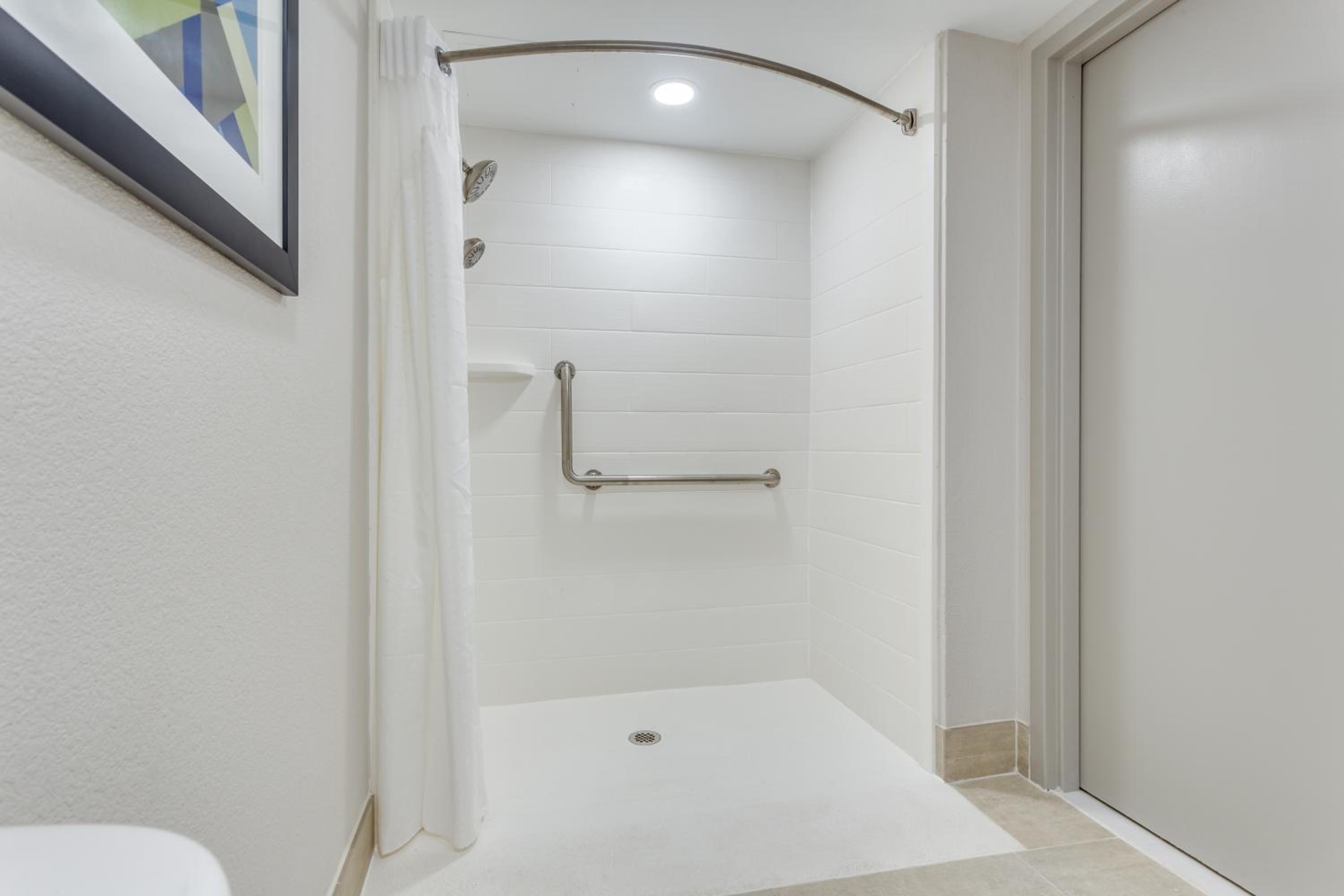 Queen Studio - Disability Access/Roll-in Shower/Non-Smoking - Photo 6
