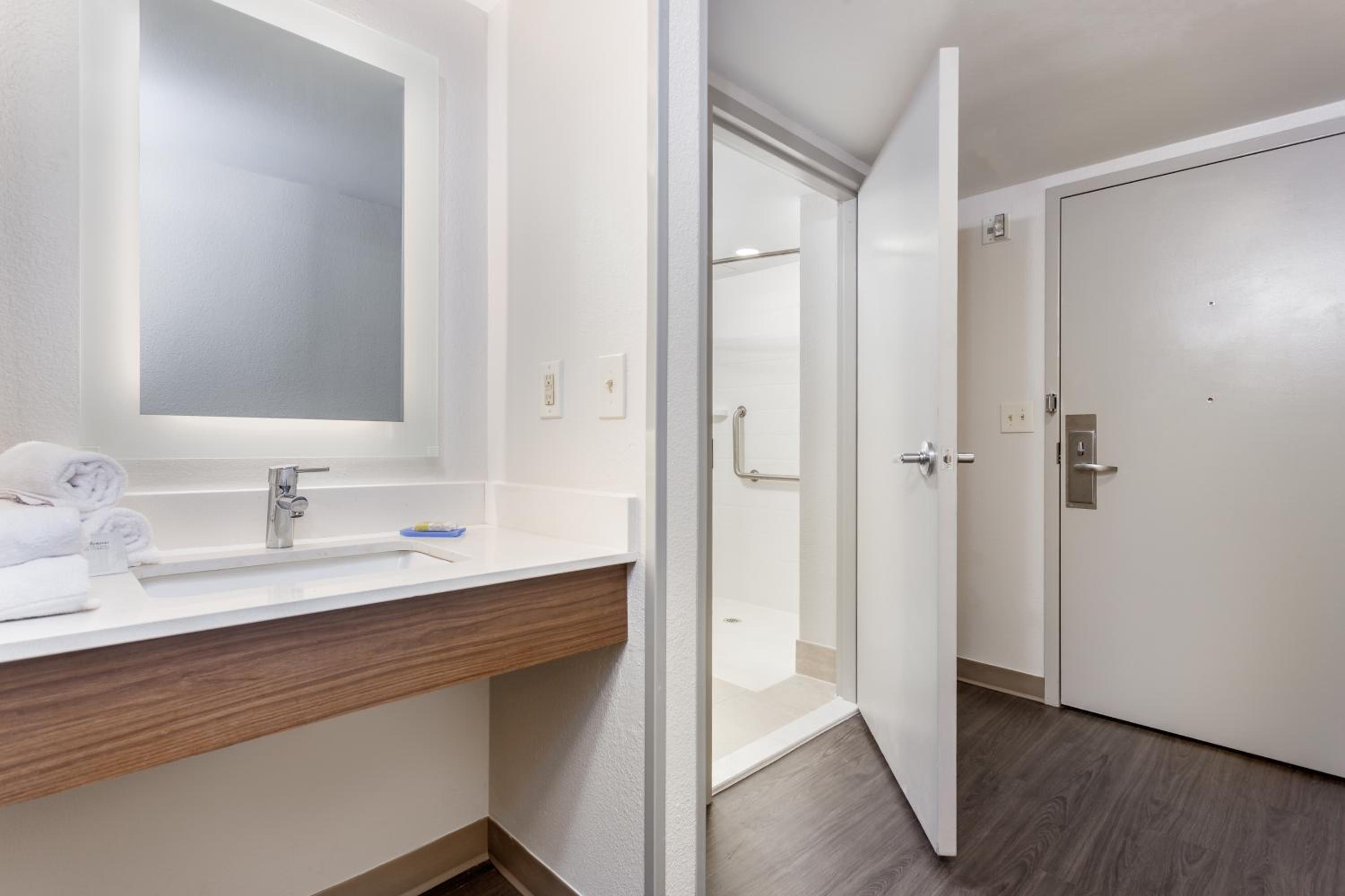 Queen Studio - Disability Access/Roll-in Shower/Non-Smoking - Photo 4