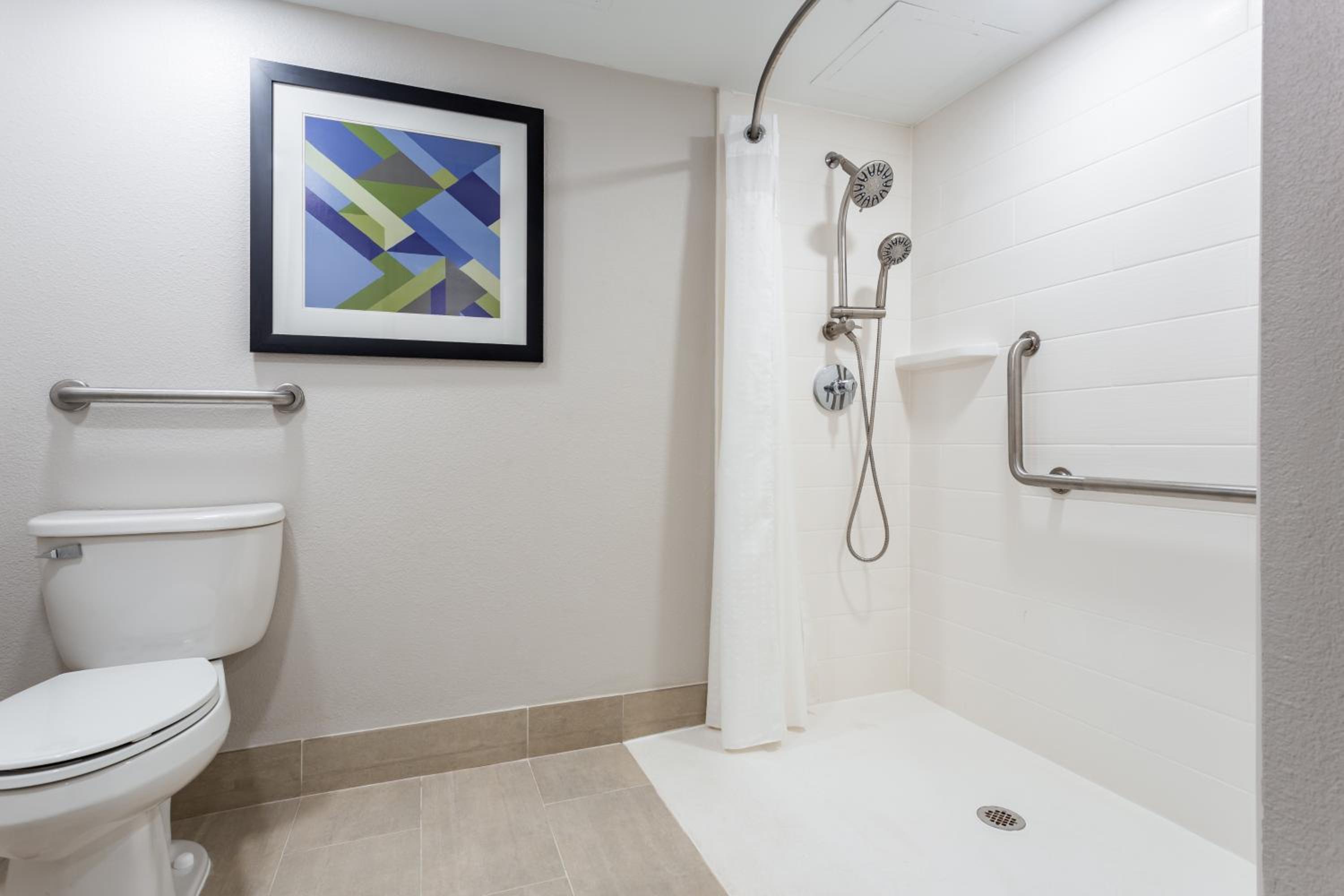 Queen Studio - Disability Access/Roll-in Shower/Non-Smoking - Photo 5