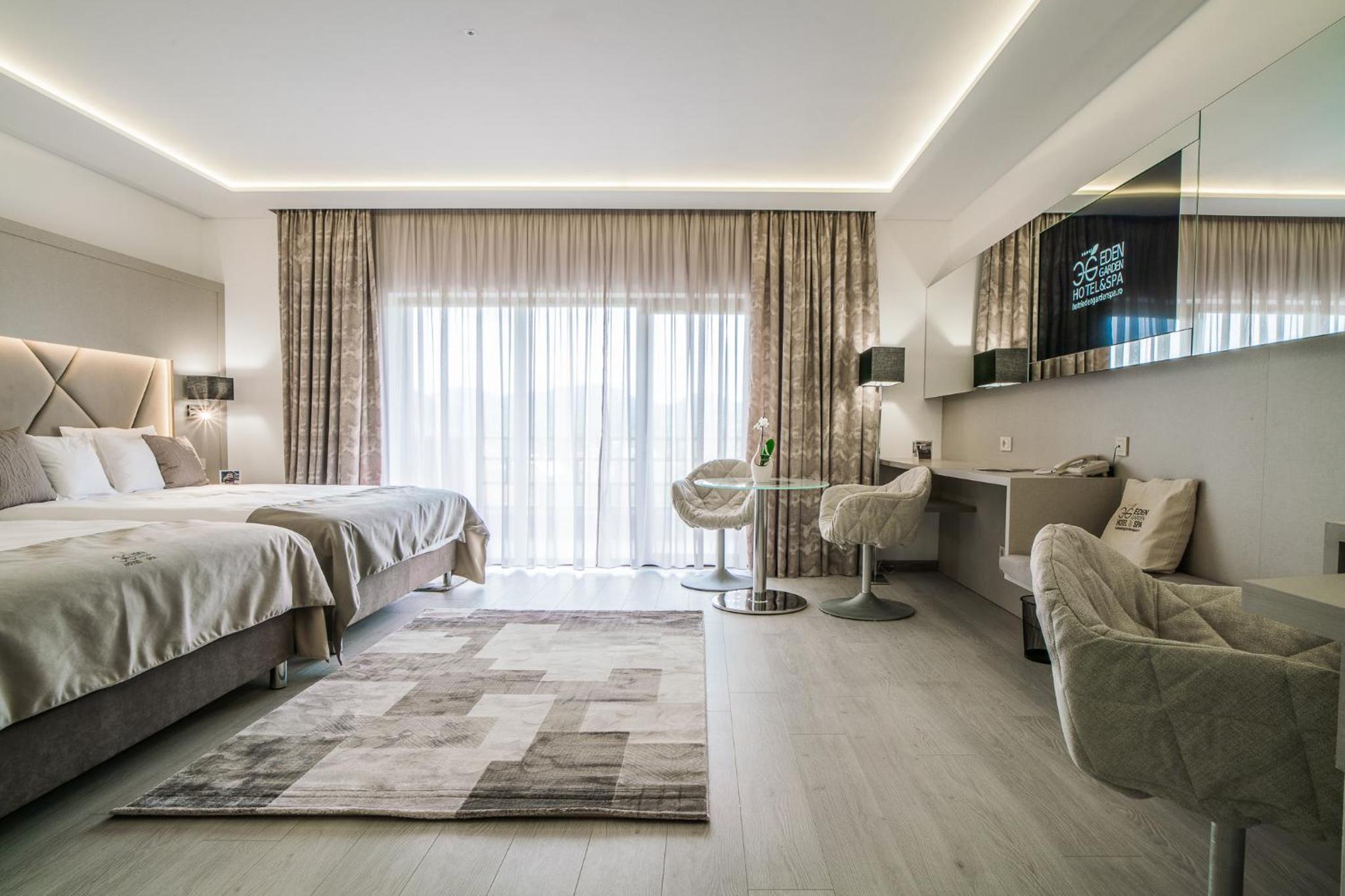 Junior Suite with Balcony - Photo 3
