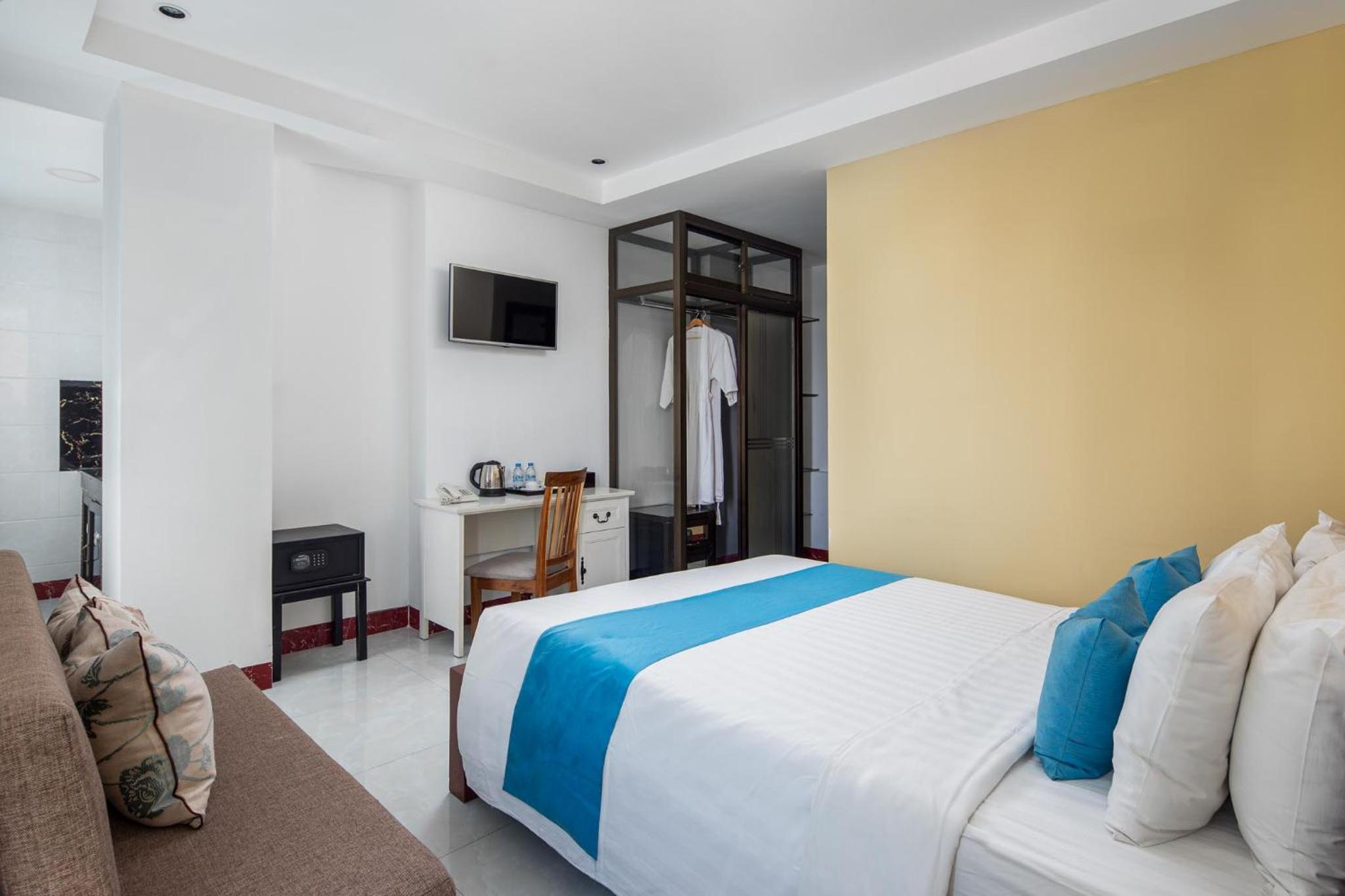 Superior Double with Balcony City View - Photo 4