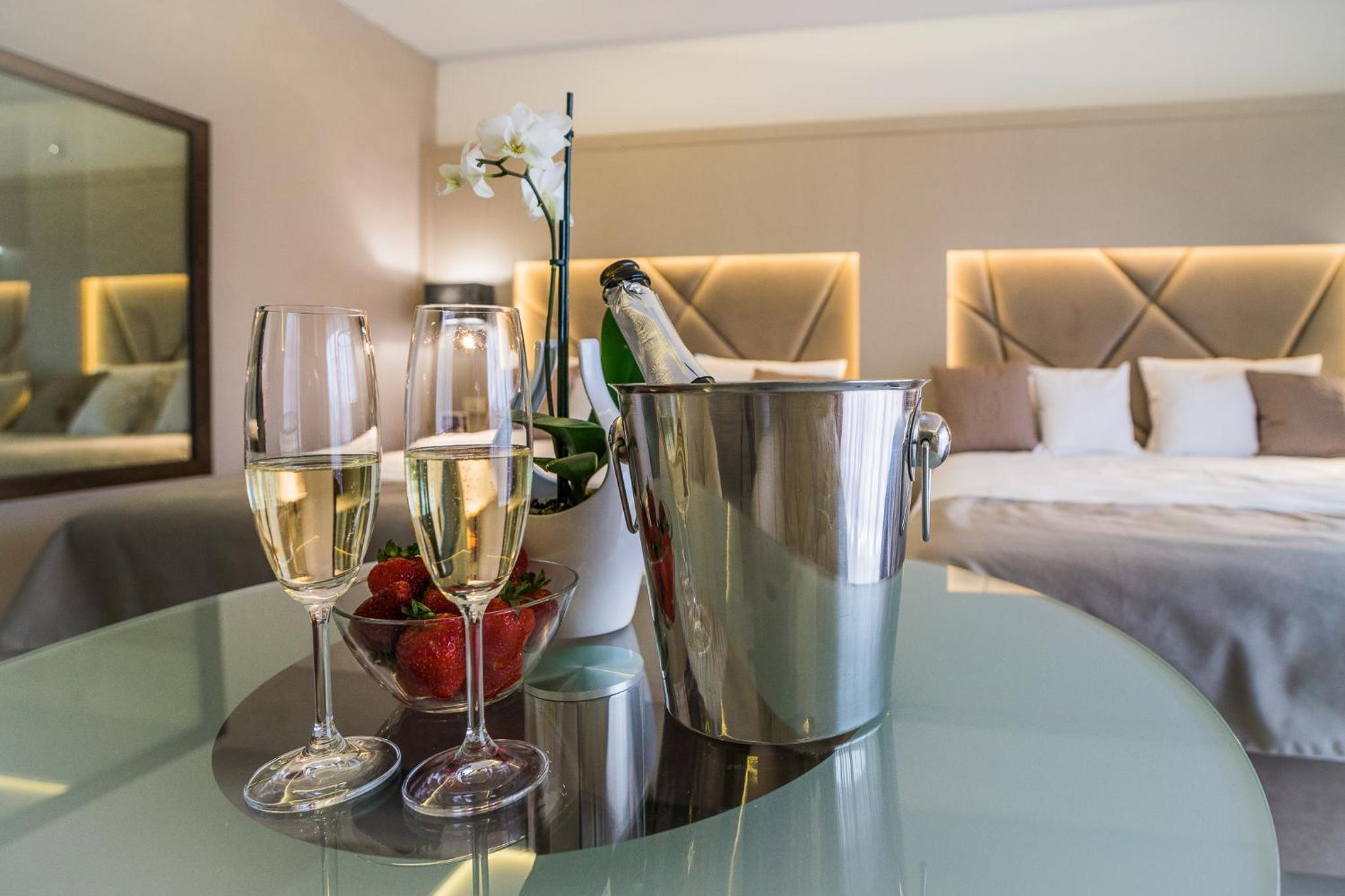 Junior Suite with Balcony - Photo 7