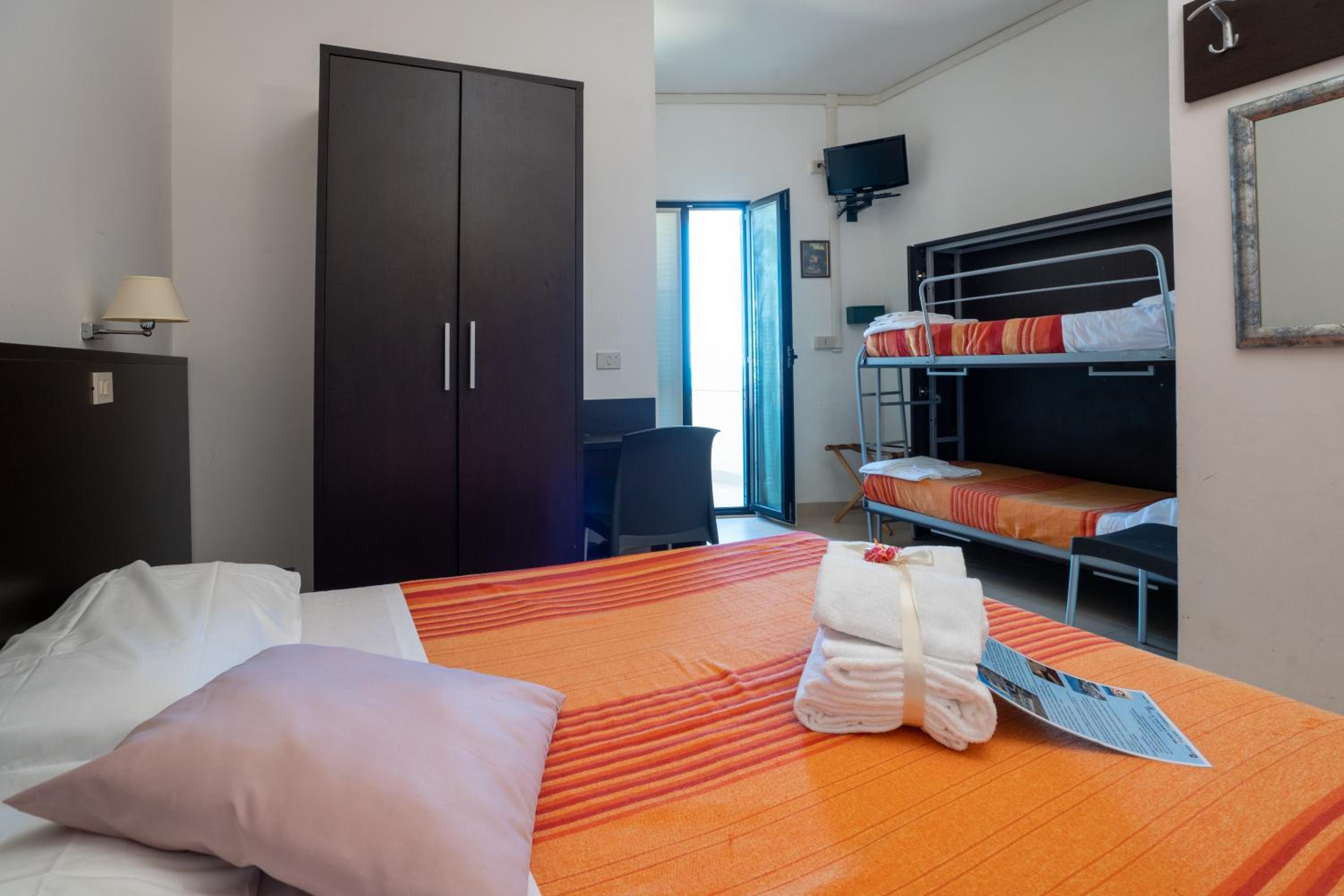 Quadruple Room - Photo 2