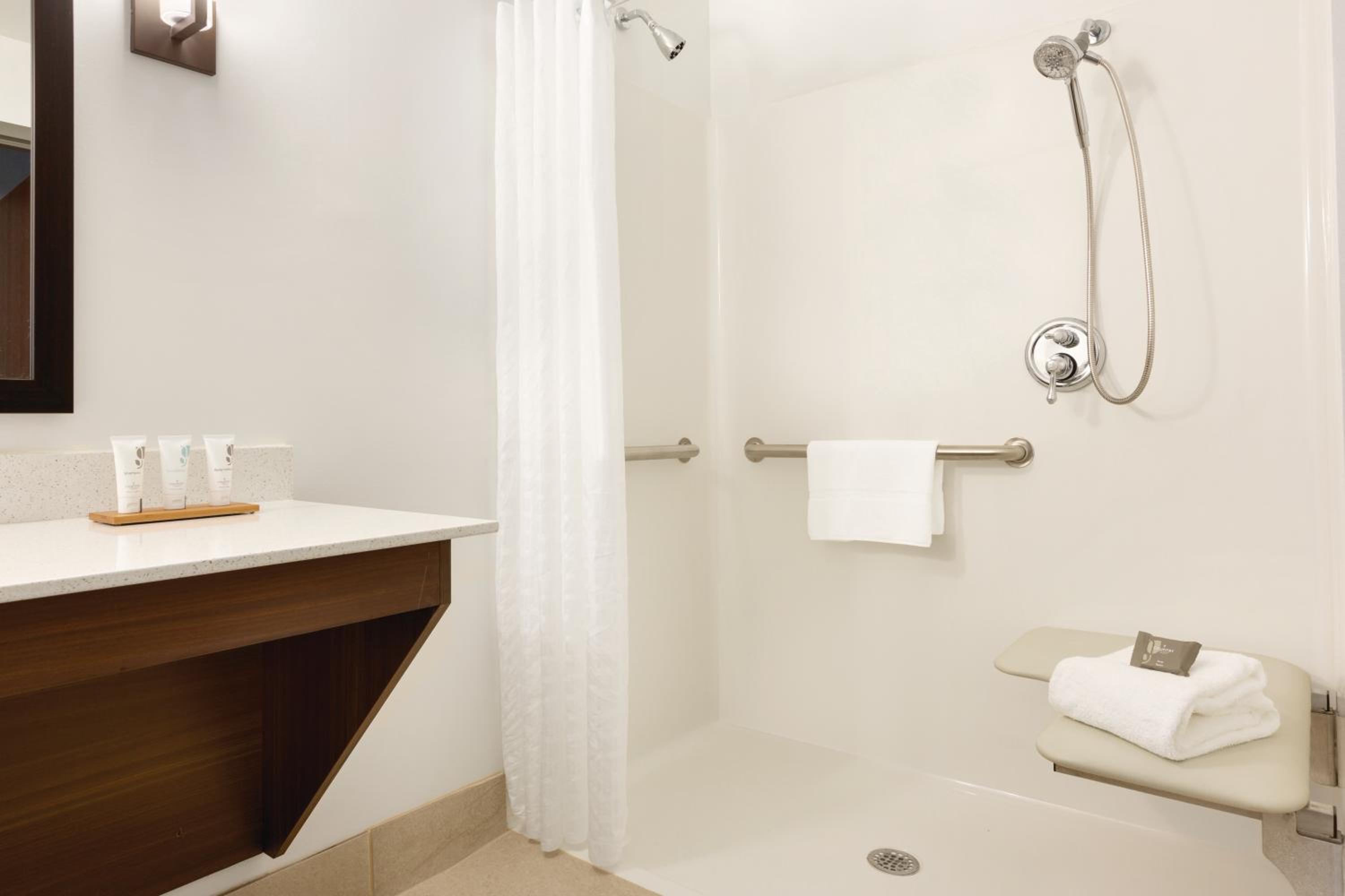 Queen Room with Two Queen Beds - Disability Access/Non-Smoking - Photo 4