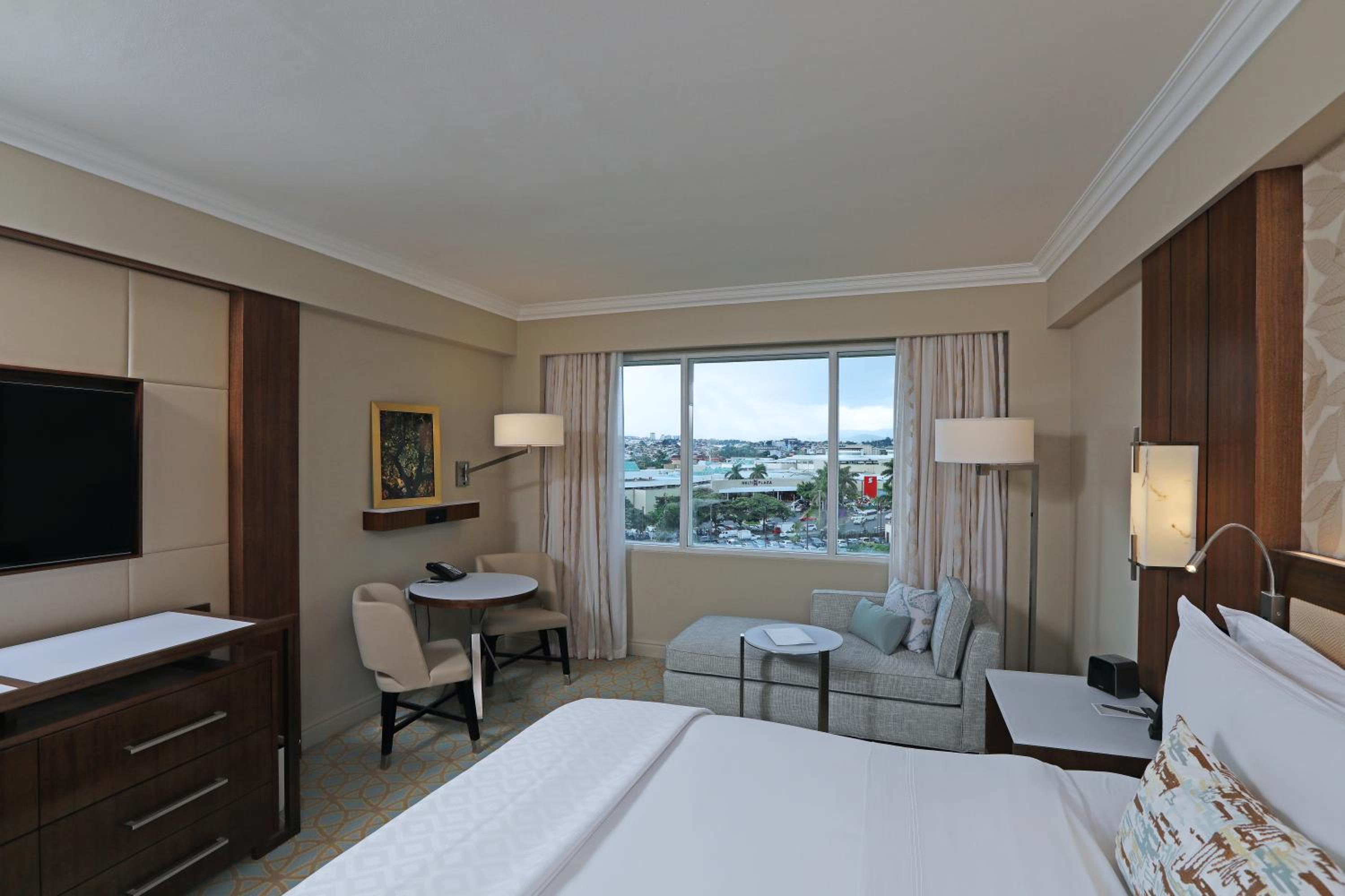 Classic King Room with Pool View - Photo 15