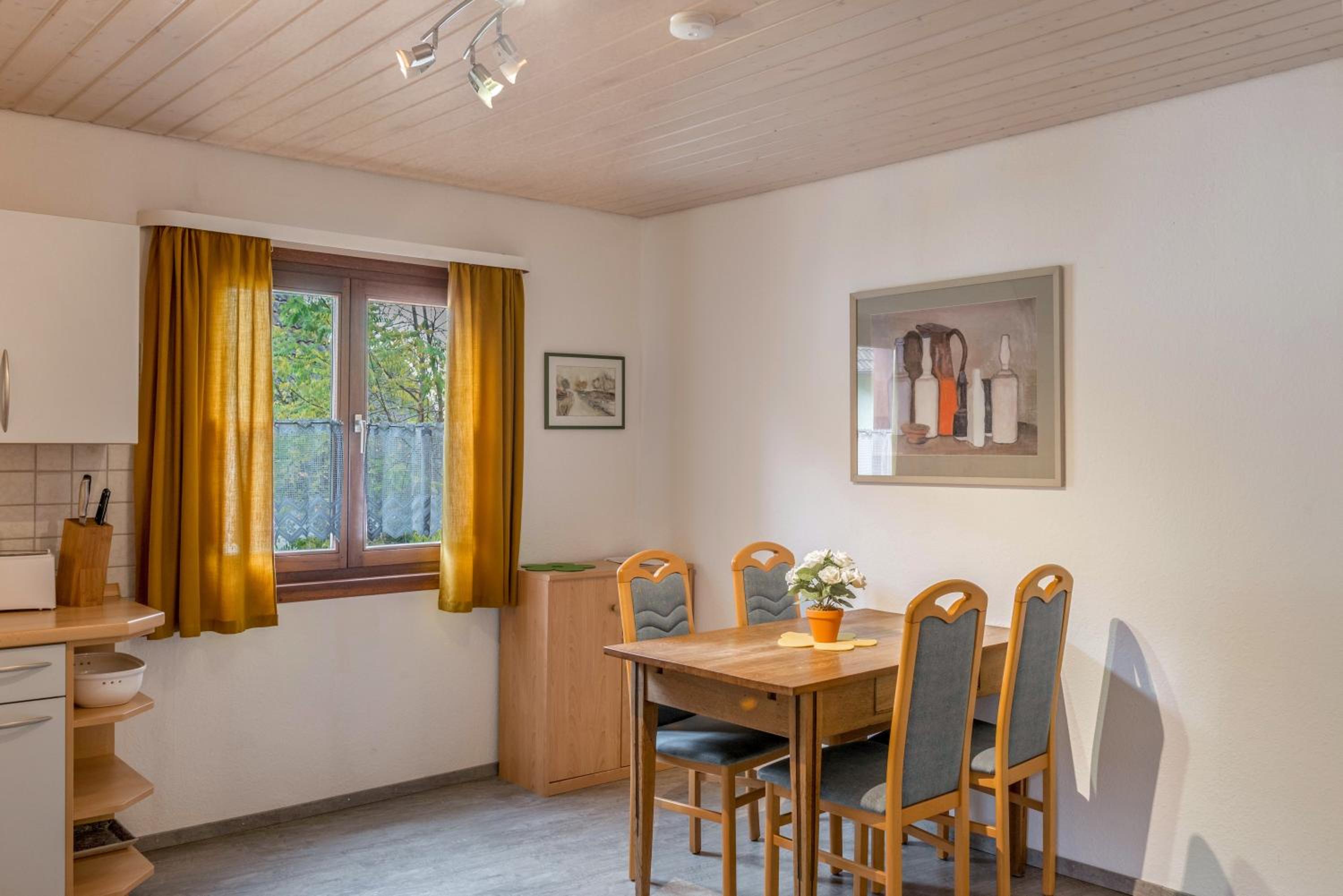 Superior One-Bedroom Apartment - Photo 3
