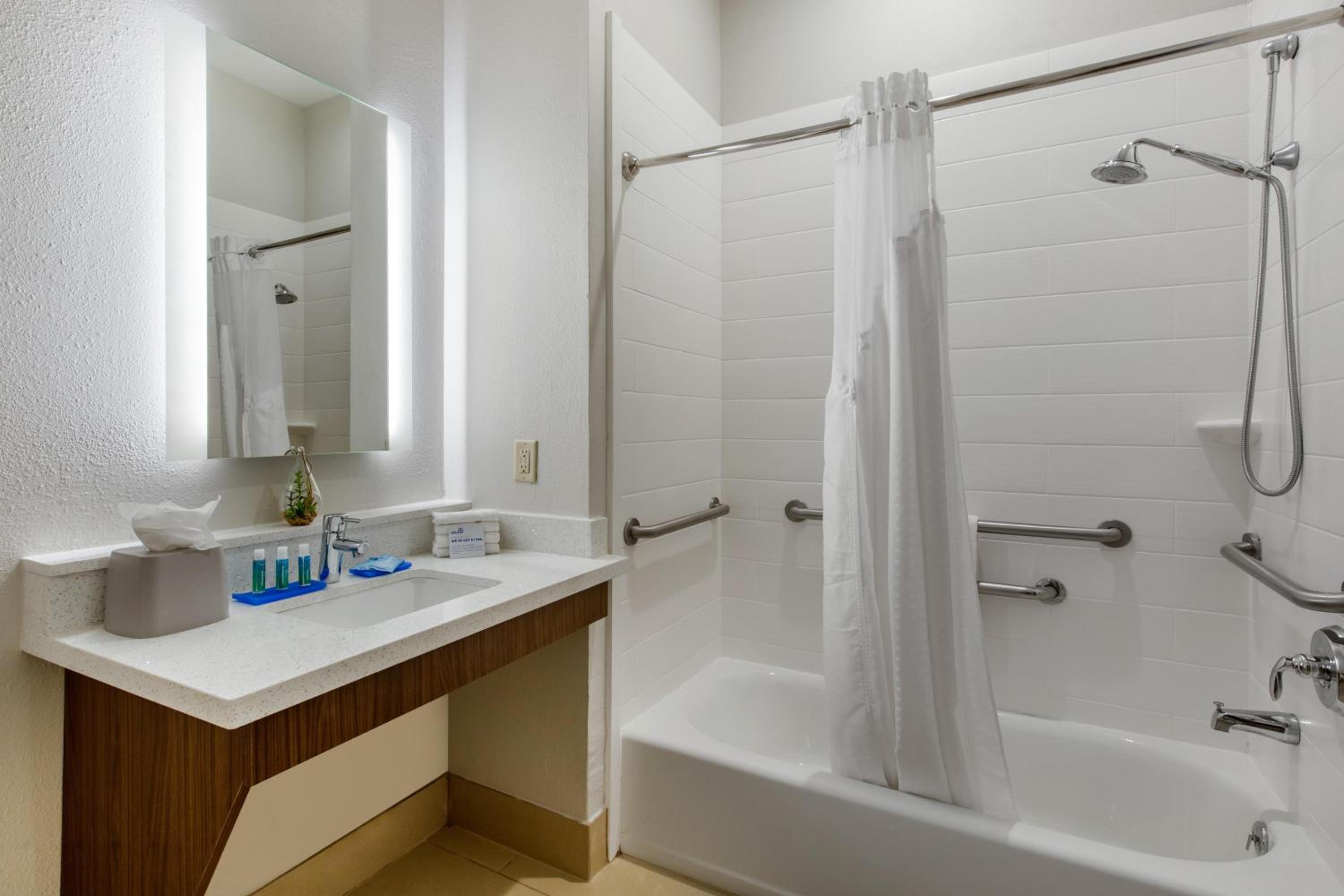 Suite with Mobility Accessible Tub - Non-Smoking - Photo 5