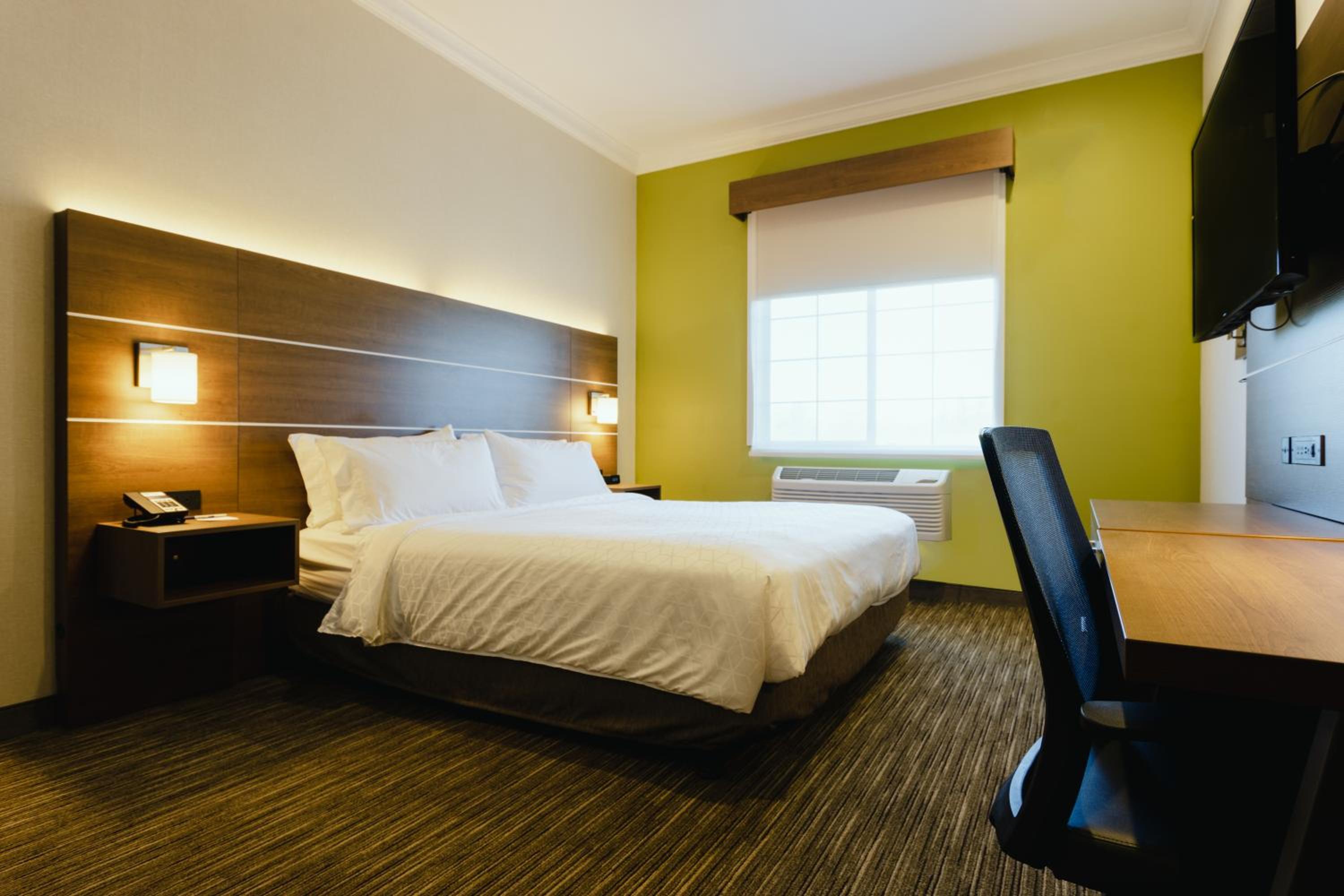 King Room with Roll-In Shower - Disability Access - Photo 1