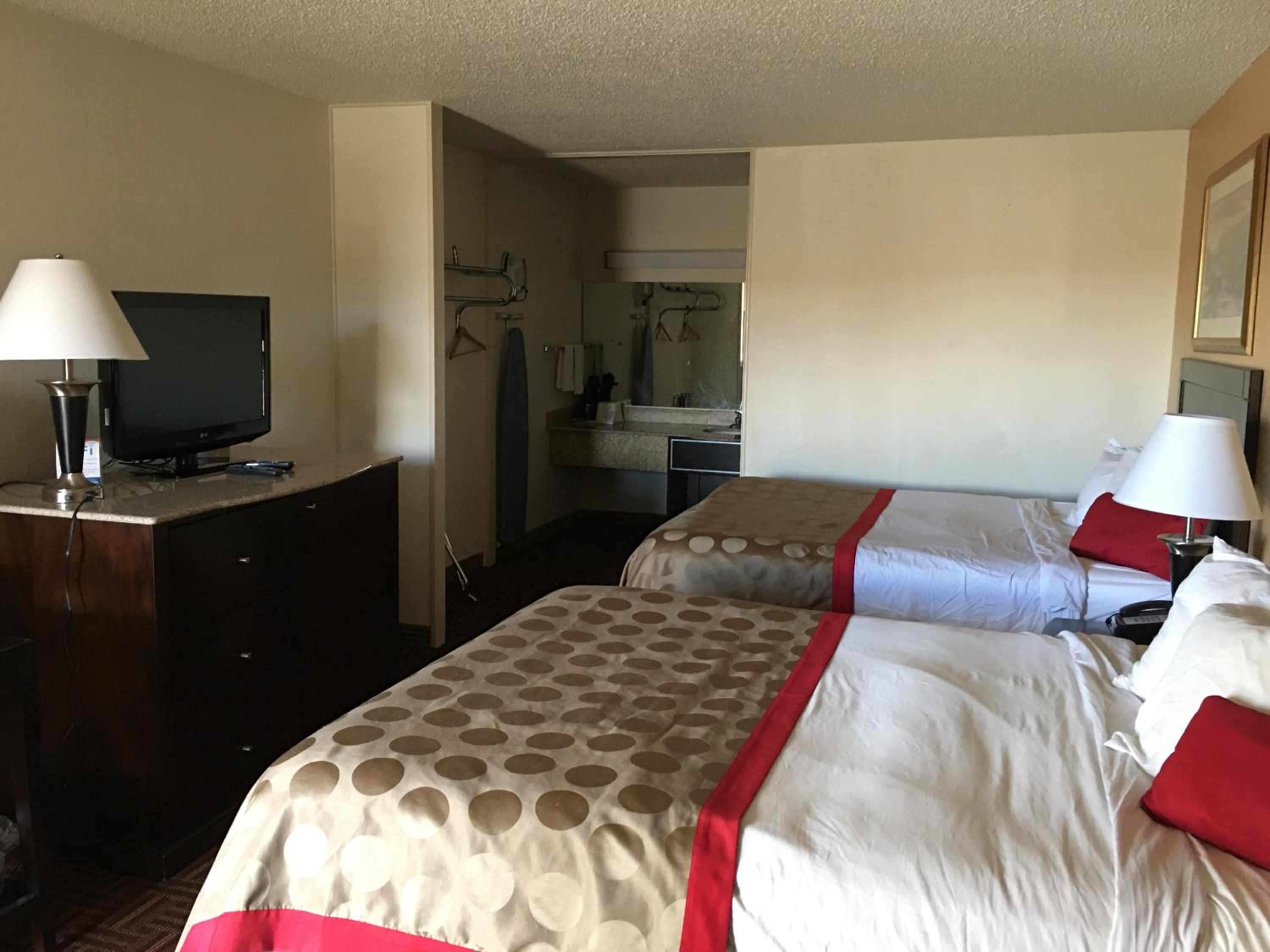 Queen Room with Two Queen Beds - Photo 8