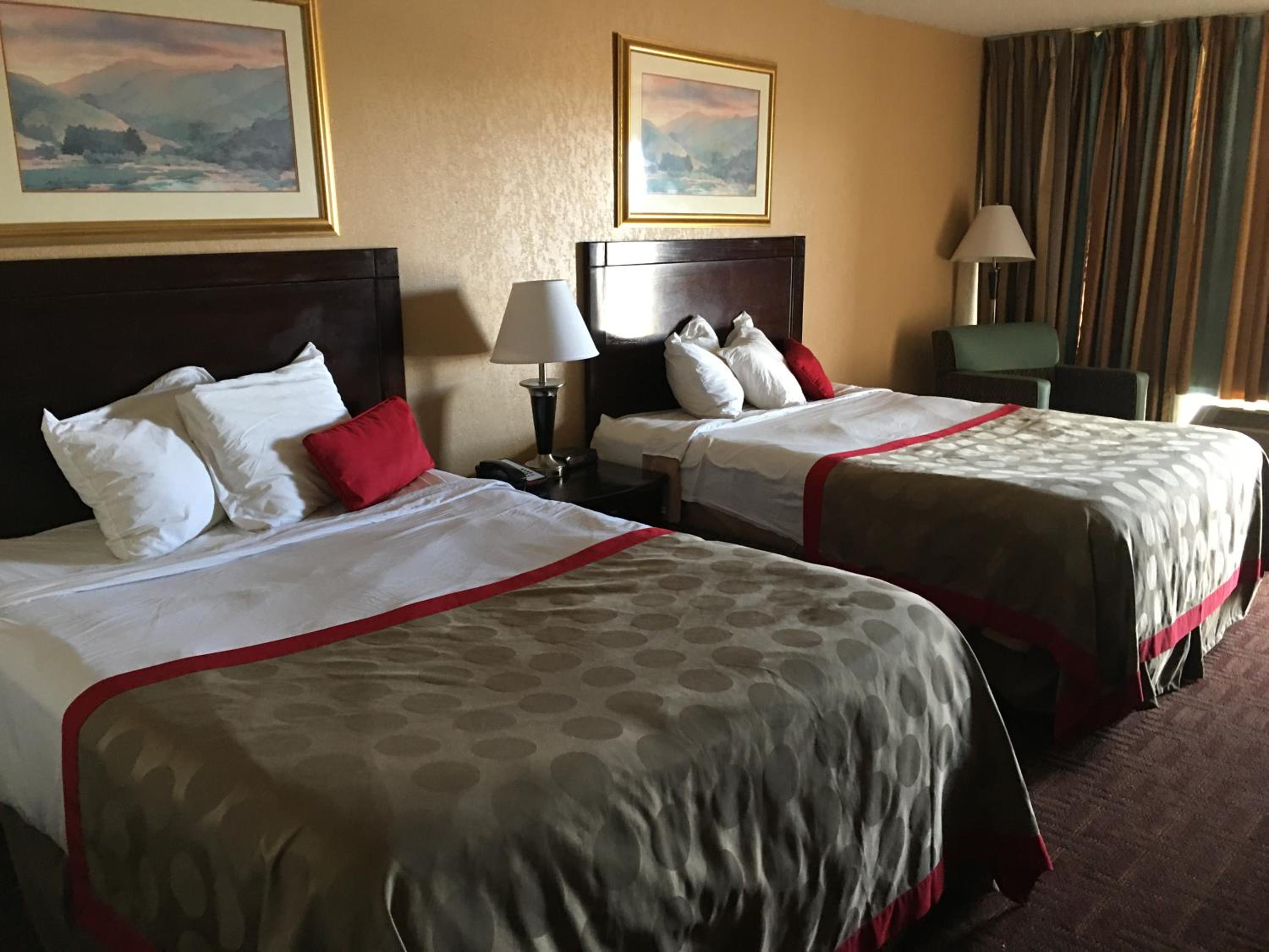 Queen Room with Two Queen Beds - Photo 4