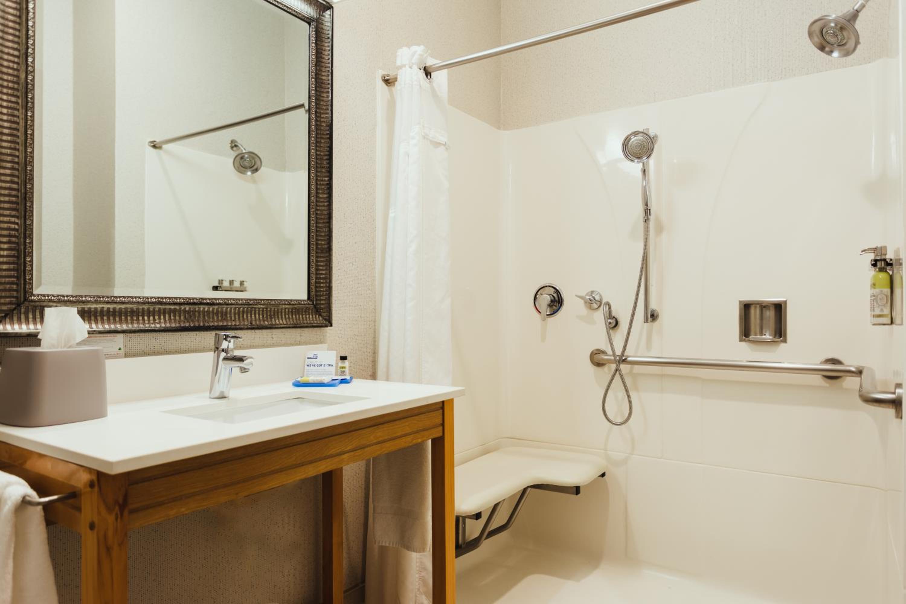 King Room with Roll-In Shower - Disability Access - Photo 4