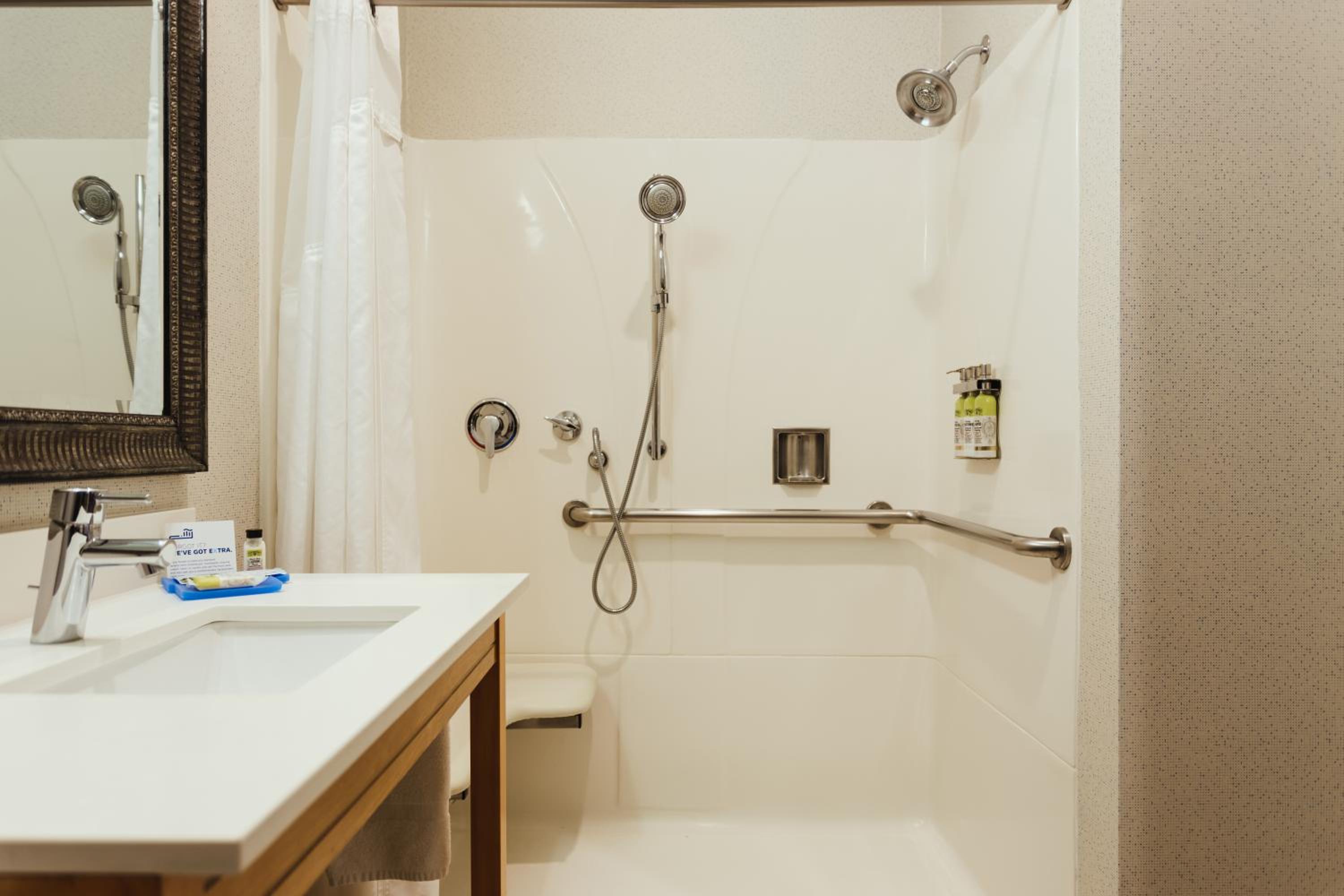 King Room with Roll-In Shower - Disability Access - Photo 5