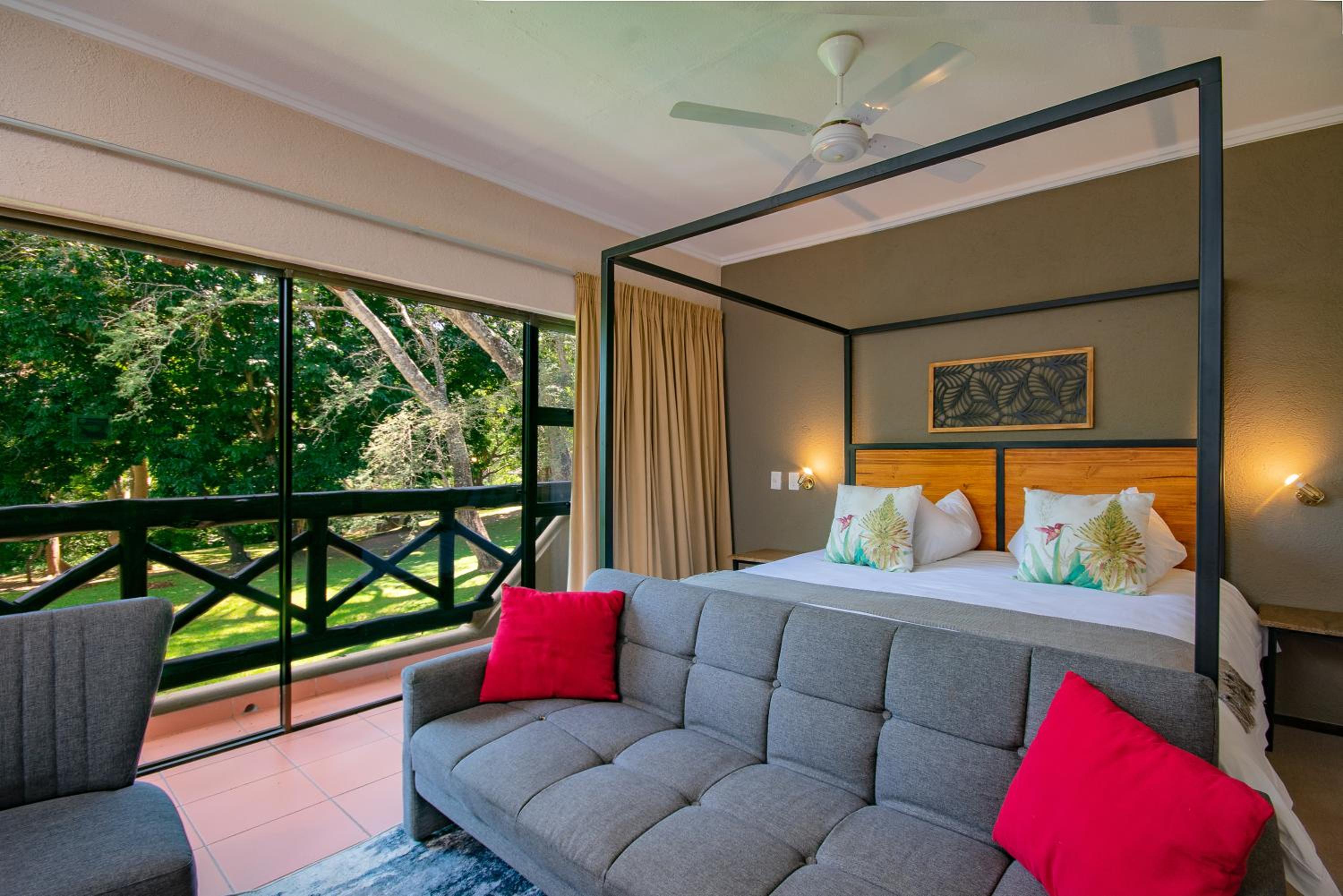 Deluxe King Room - Photo 8
