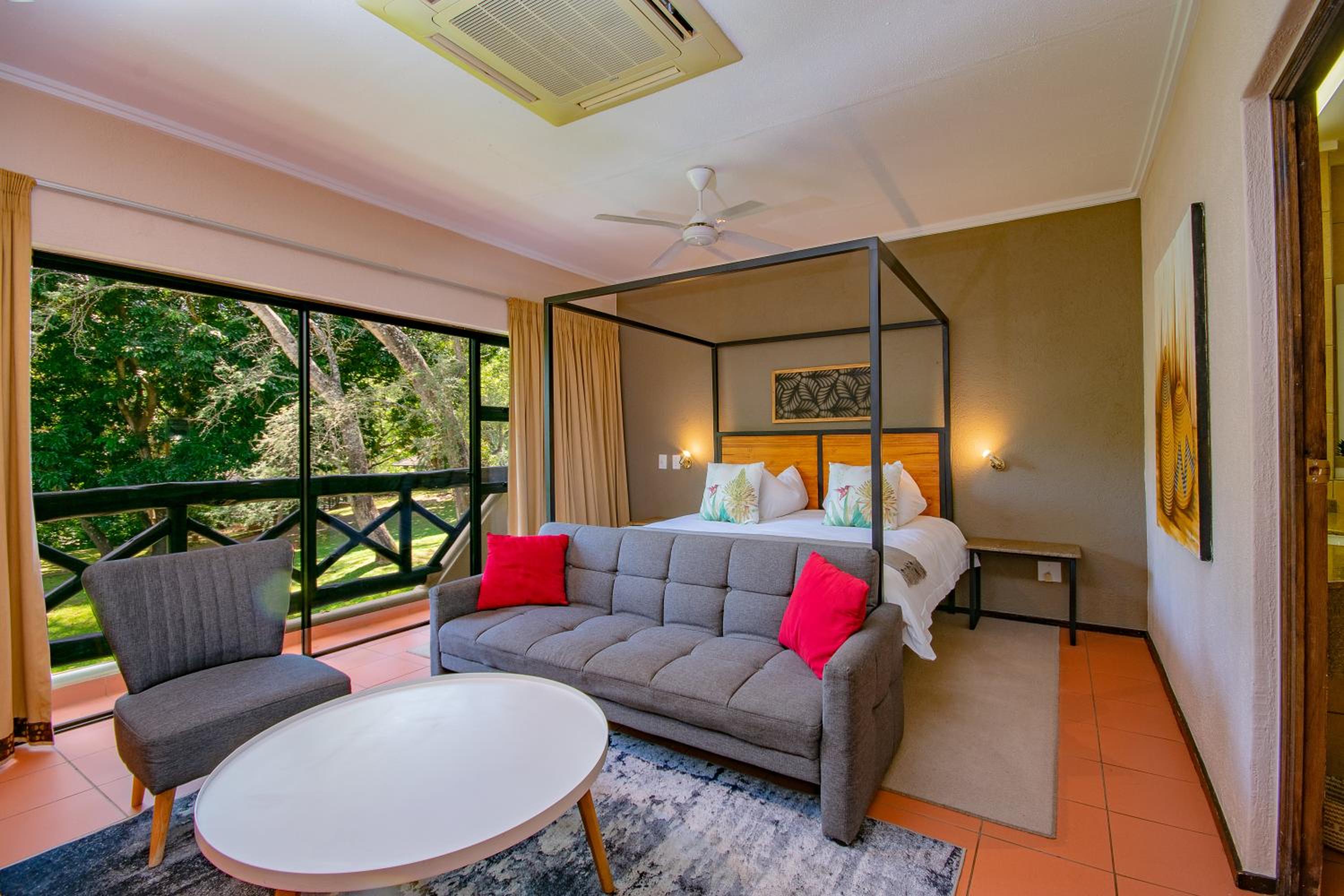 Deluxe King Room - Photo 7