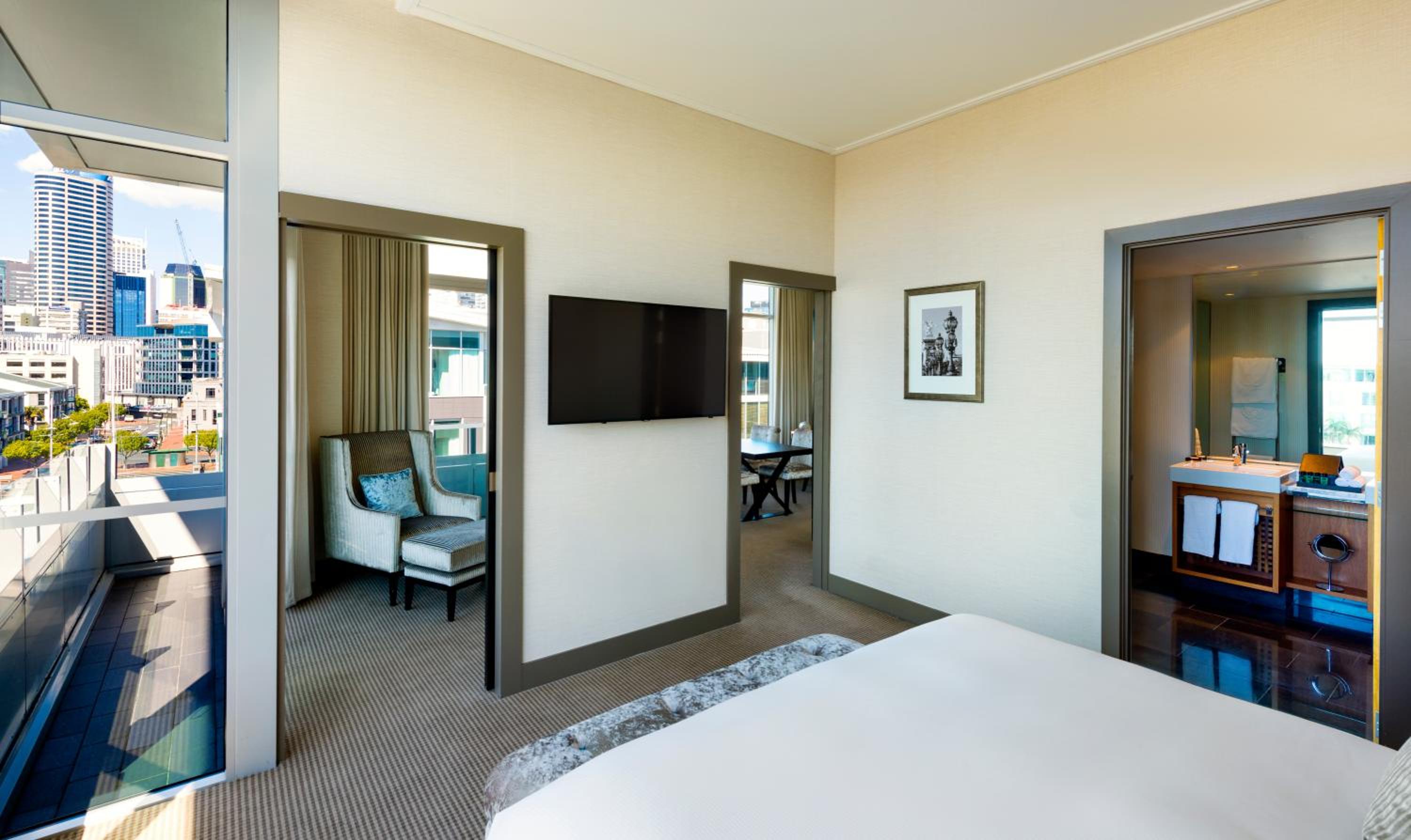 Deluxe Suite with Club Access - Photo 8
