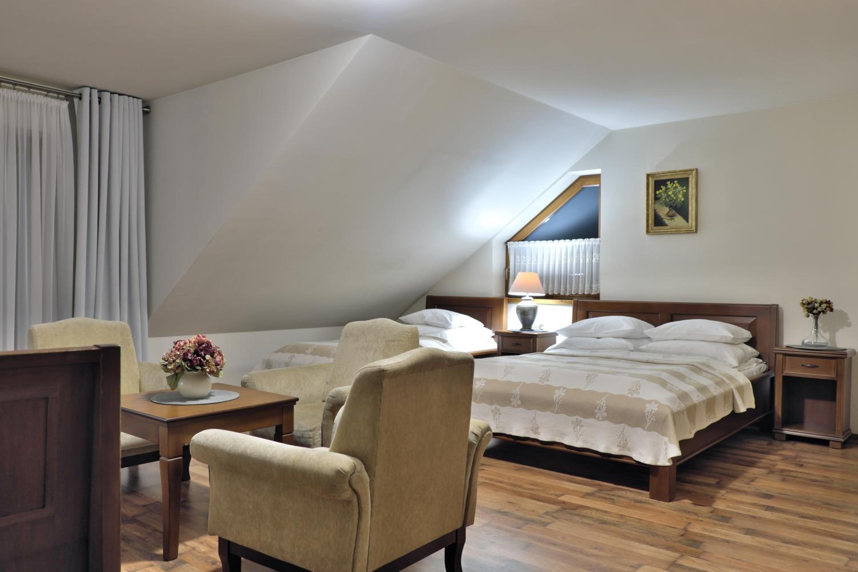 Quadruple Room with Balcony - Photo 7